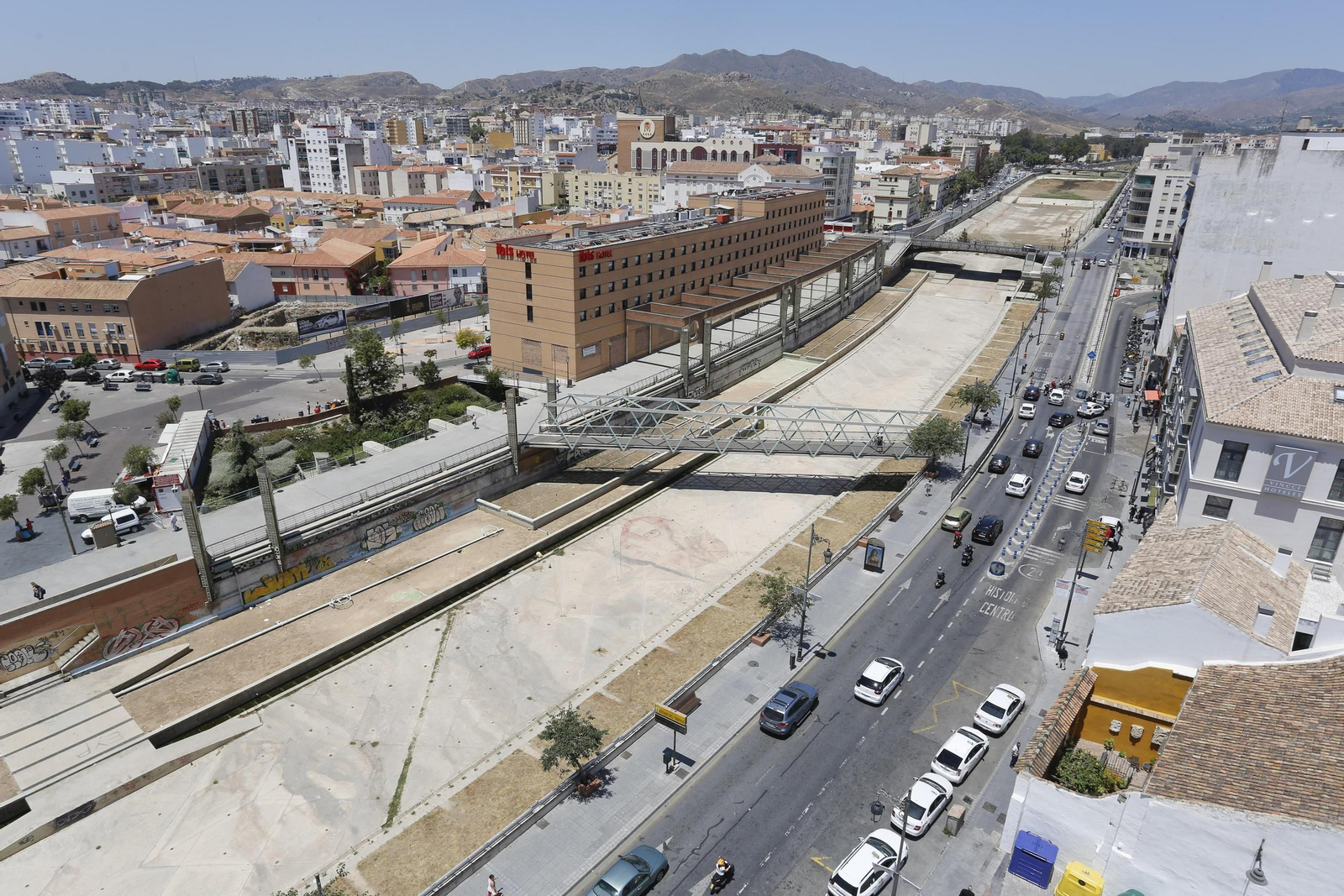 Vista aérea de la Avenida Comandante Benítez, en la margen izquierda del río.