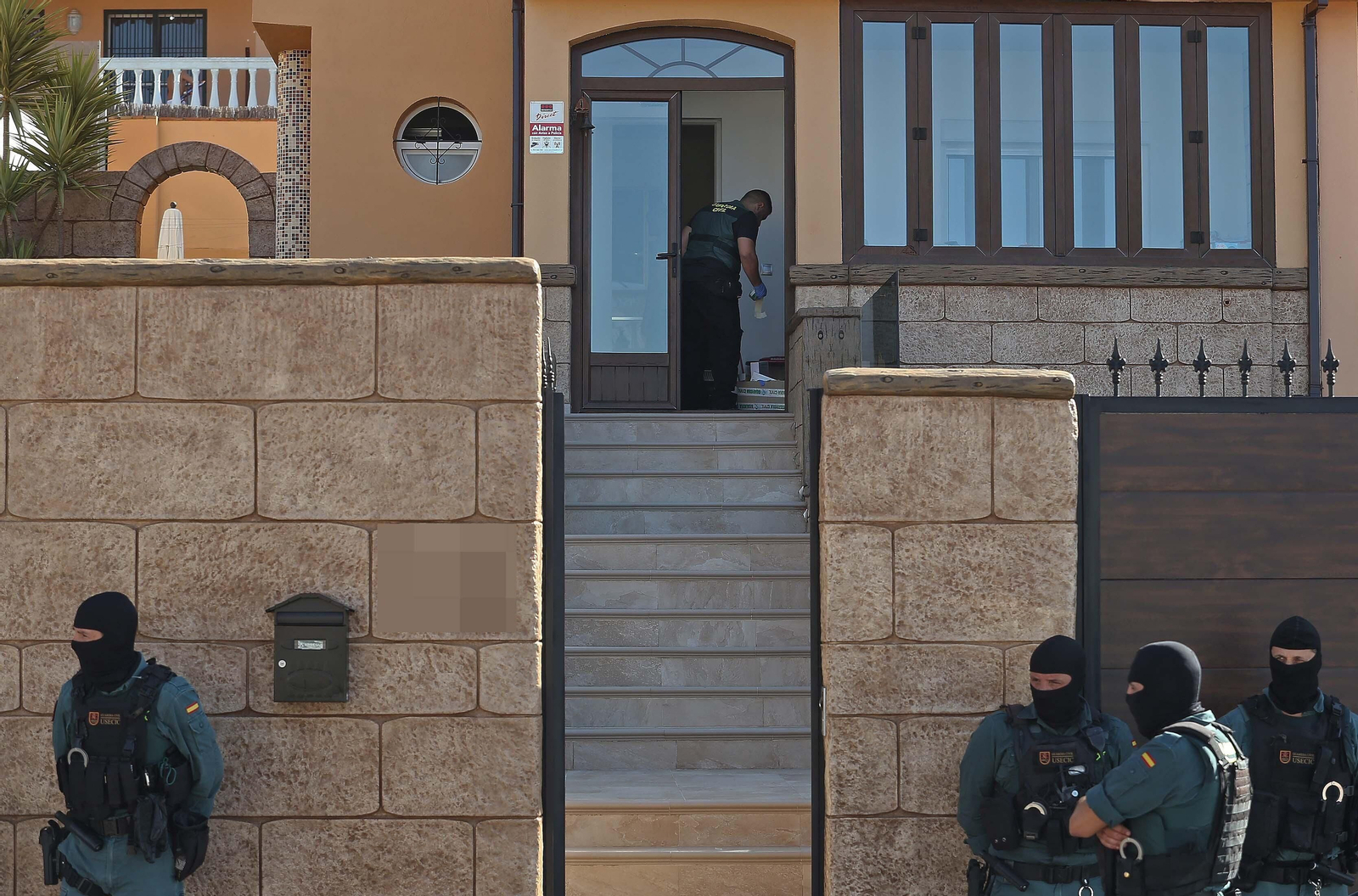 Fotos del registro de la Guardia Civil en Santa Margarita en La Línea