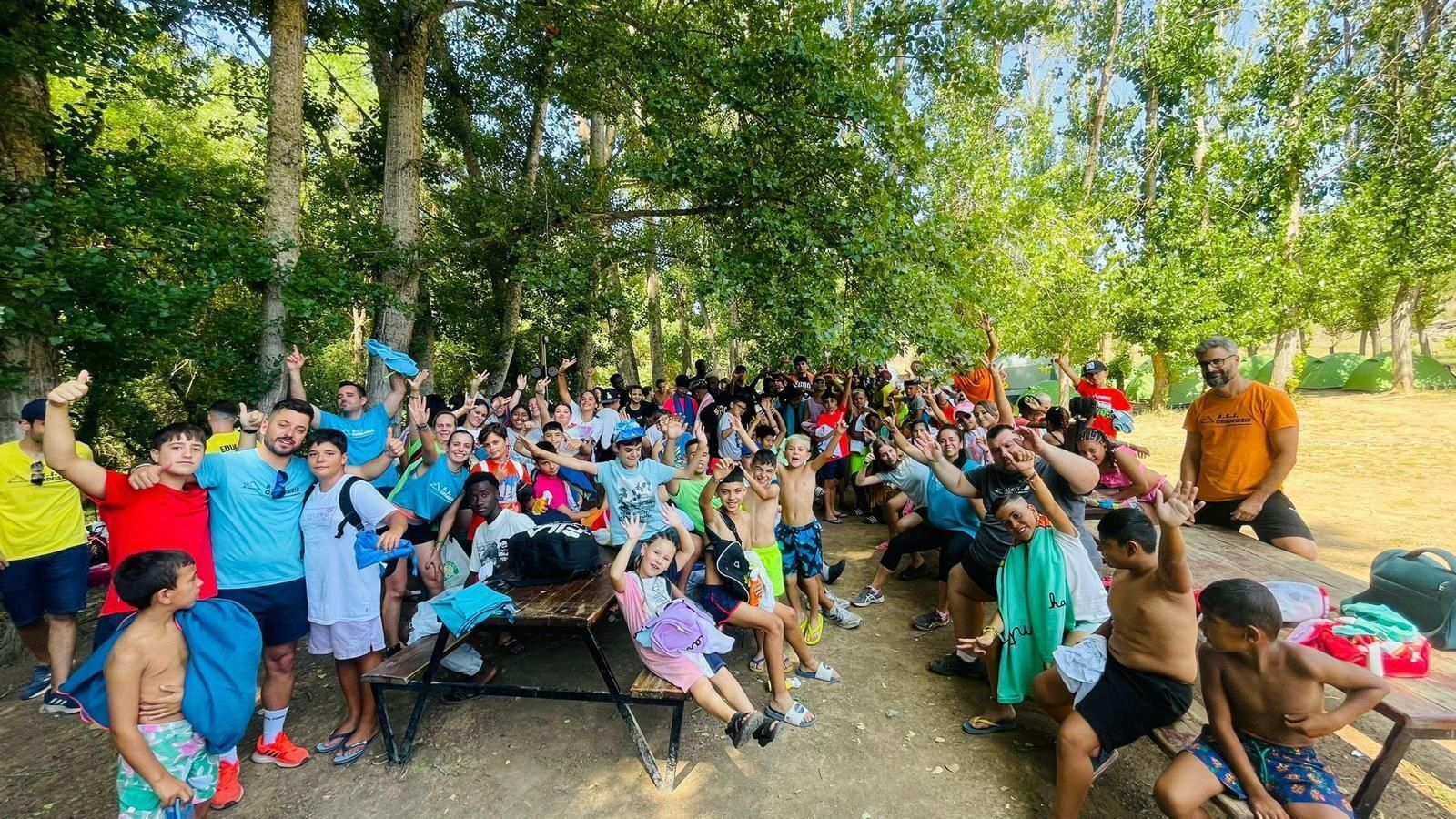 La Asociación Candelaria lleva a 100 niños de Tres Barrios de campamento a Cazalla