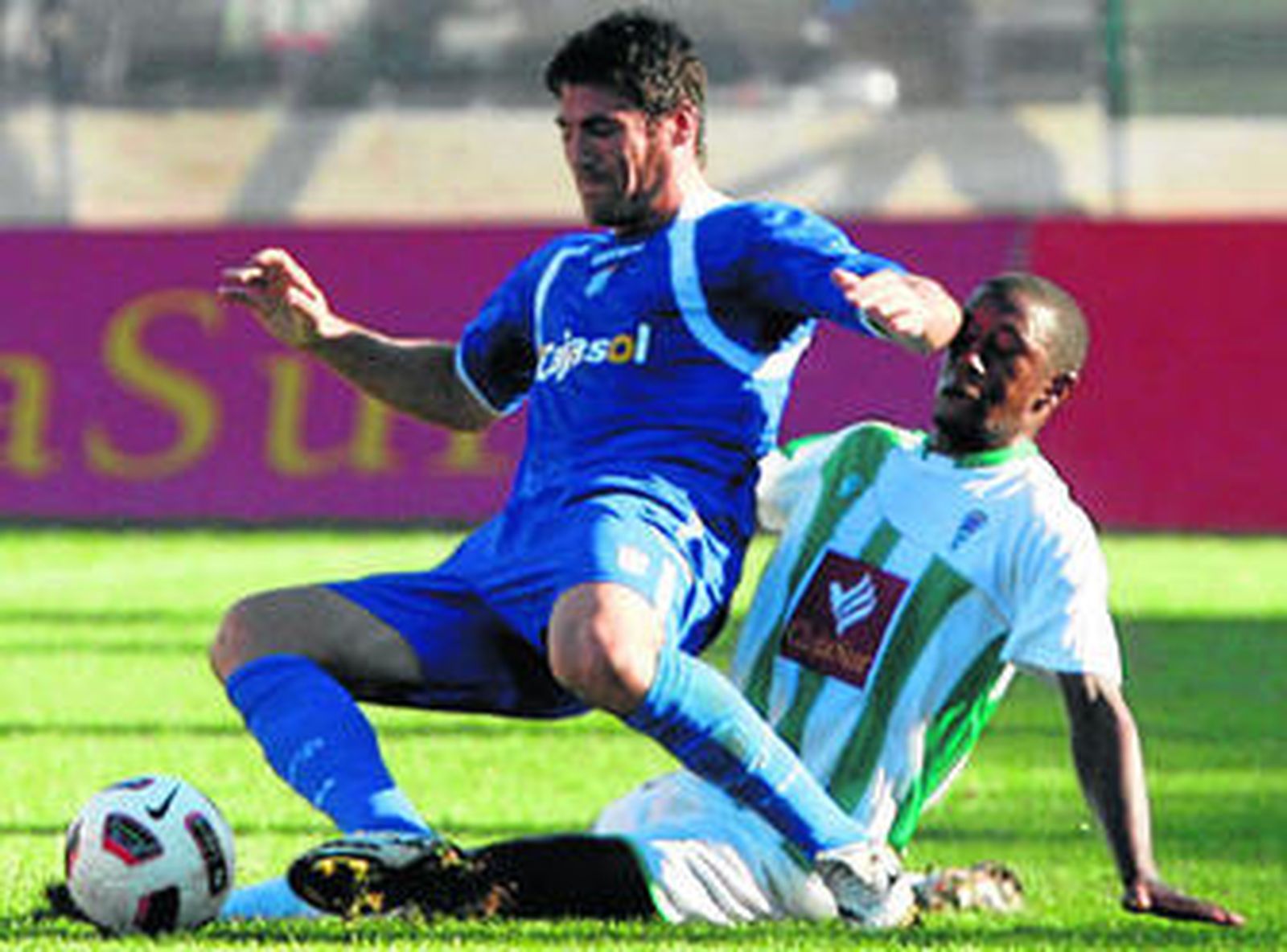 El delantero azulino Mario Bermejo es derribado por el cordobesista Camille.