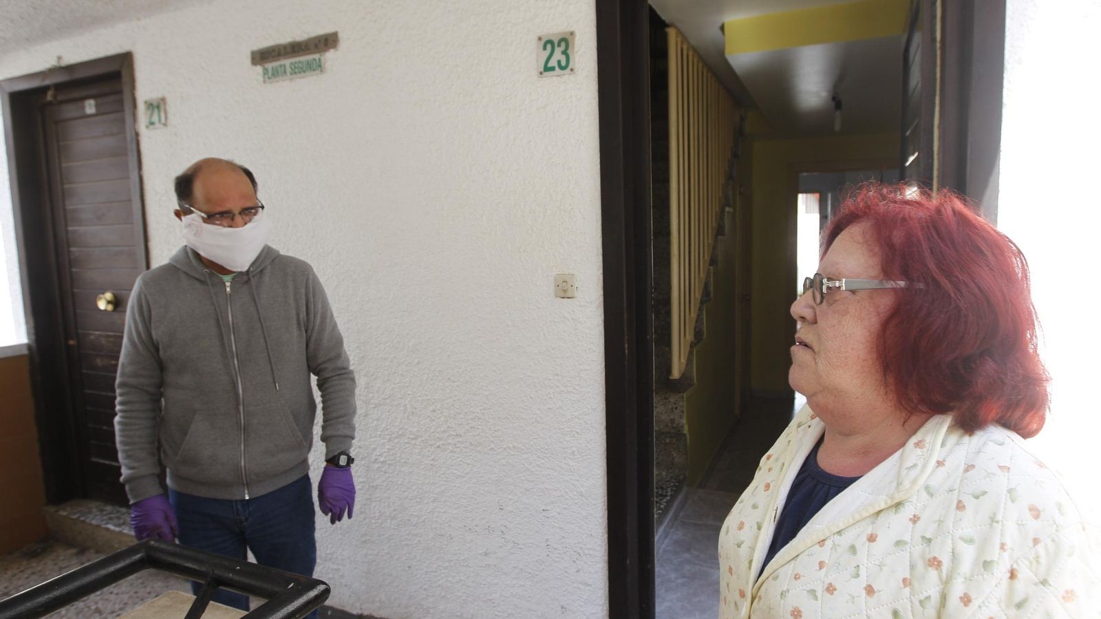 Cándido y su madre, Antonia, en el rellano de su casa