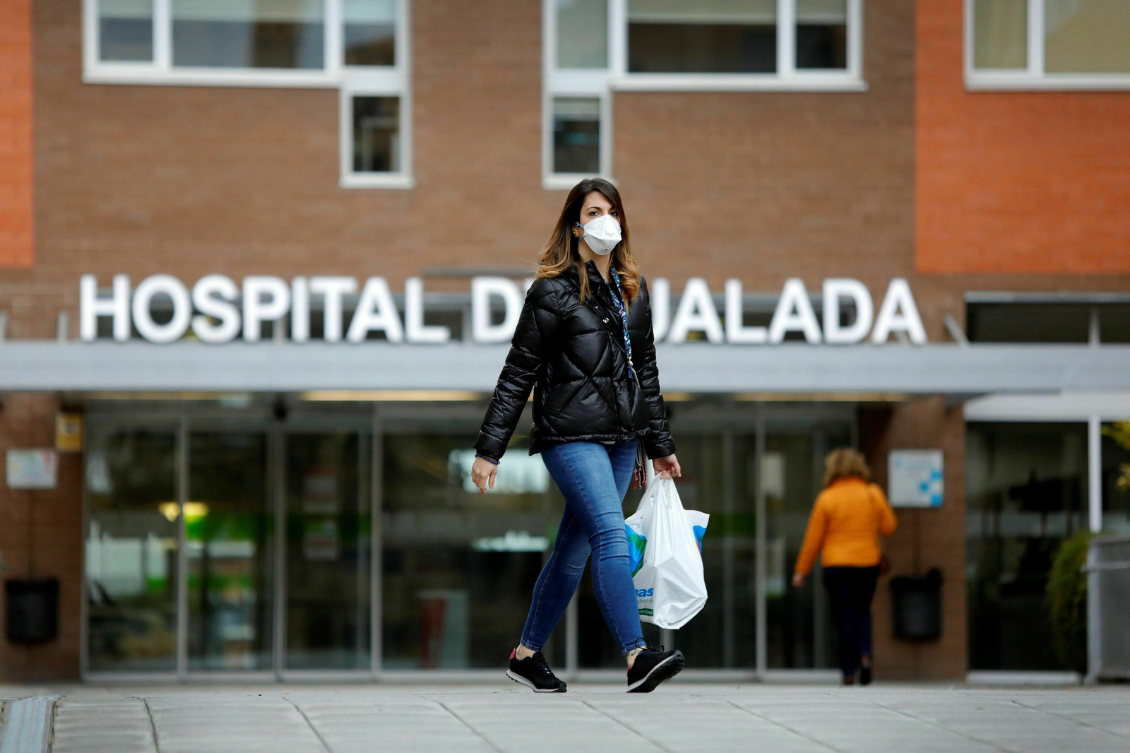 Una mujer con mascarilla sale ayer del hospital de Igualada (Barcelona).