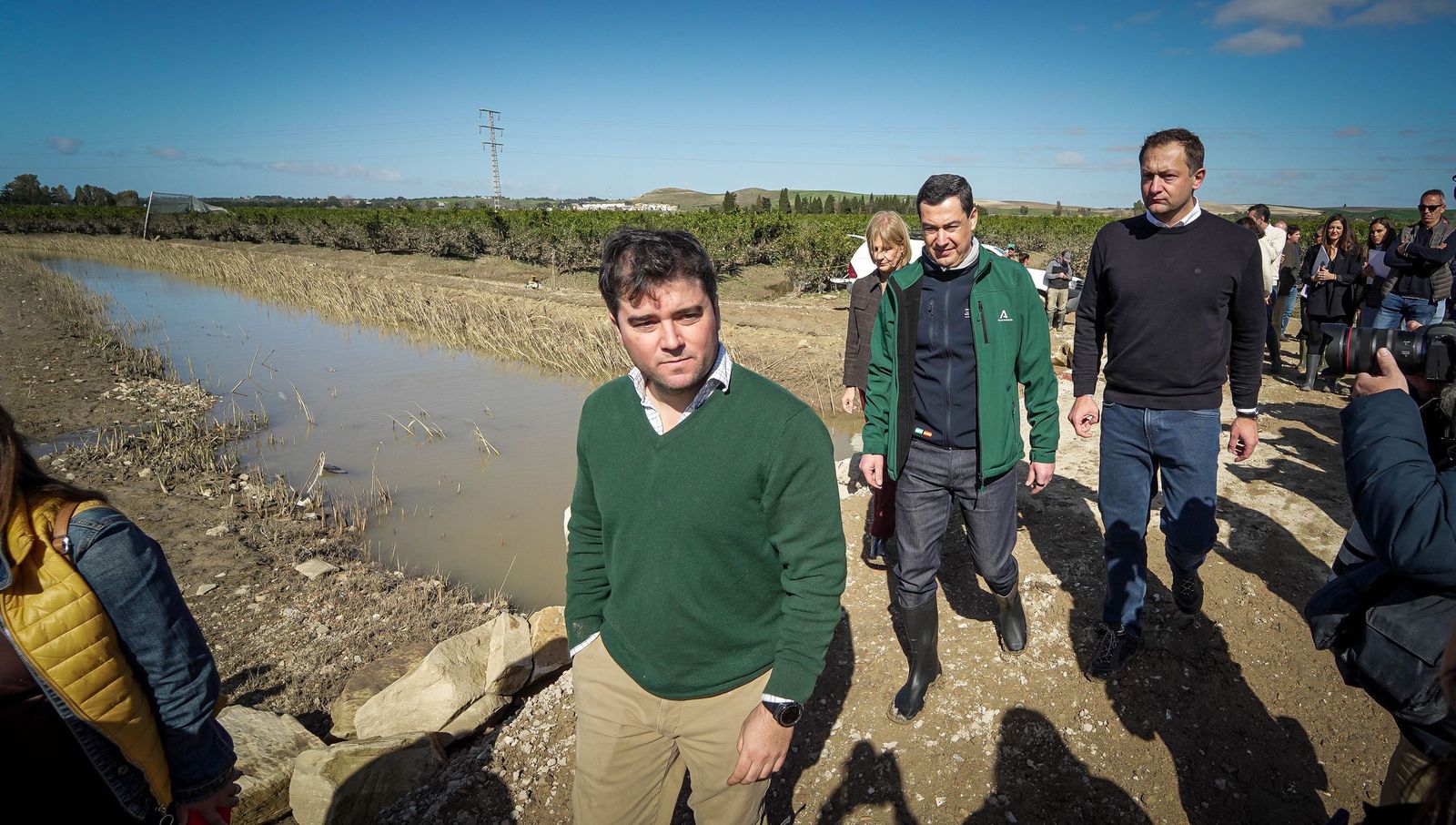 Imágenes de la visita de Juanma Moreno y el comisario europeo de Agricultura a los campos afectados por el temporal en Jerez