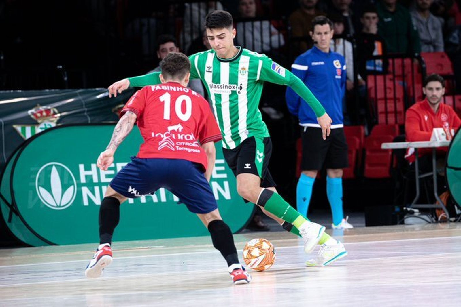 Raúl Jiménez trata de superar a Fabinho.