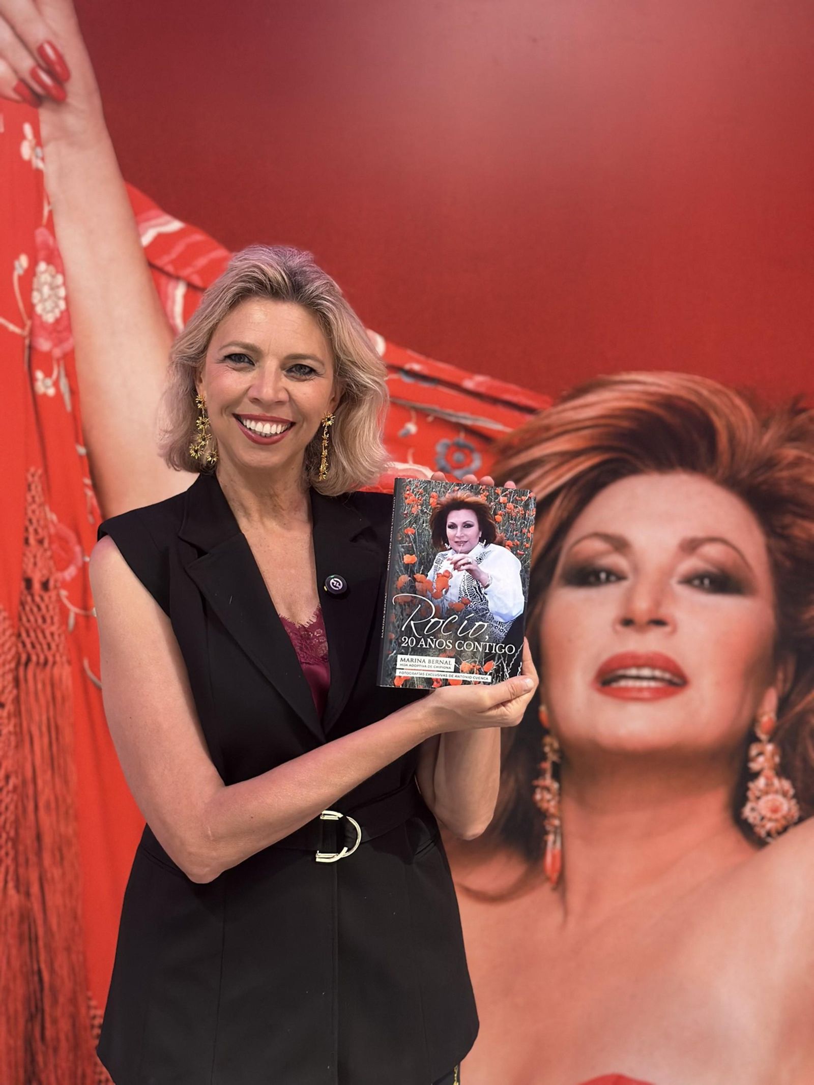 Marina Bernal posa delante de una imagen de la artista en el Centro de Interpretación sobre Rocío Jurado, en Chipiona.