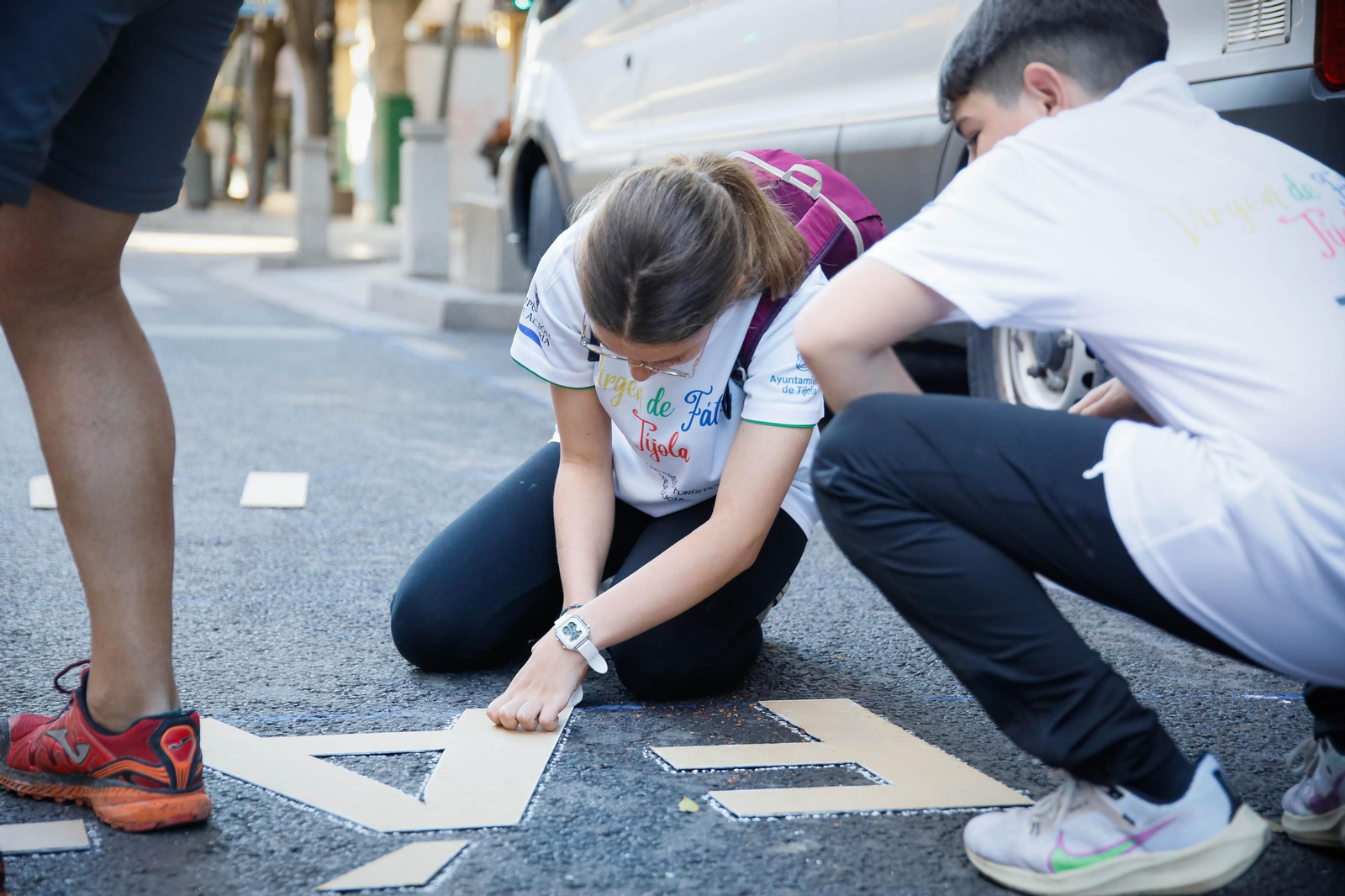Así es la alfombra de serrín de 60 metros en el Paseo de Almería, en imágenes.