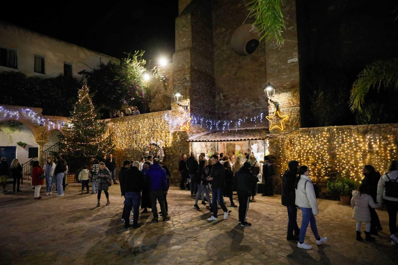 Las mejores imágenes de la iluminación navideña de Mojácar con las luces de Ferrero Rocher