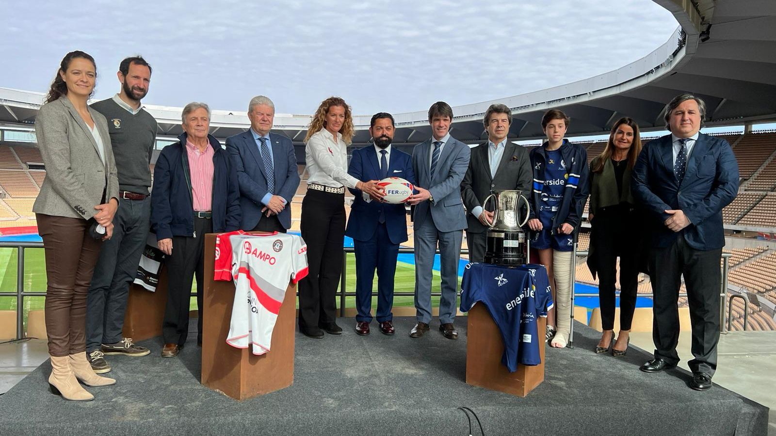 Un foto de familia del acto del sorteo en el Estadio de la Cartuja.