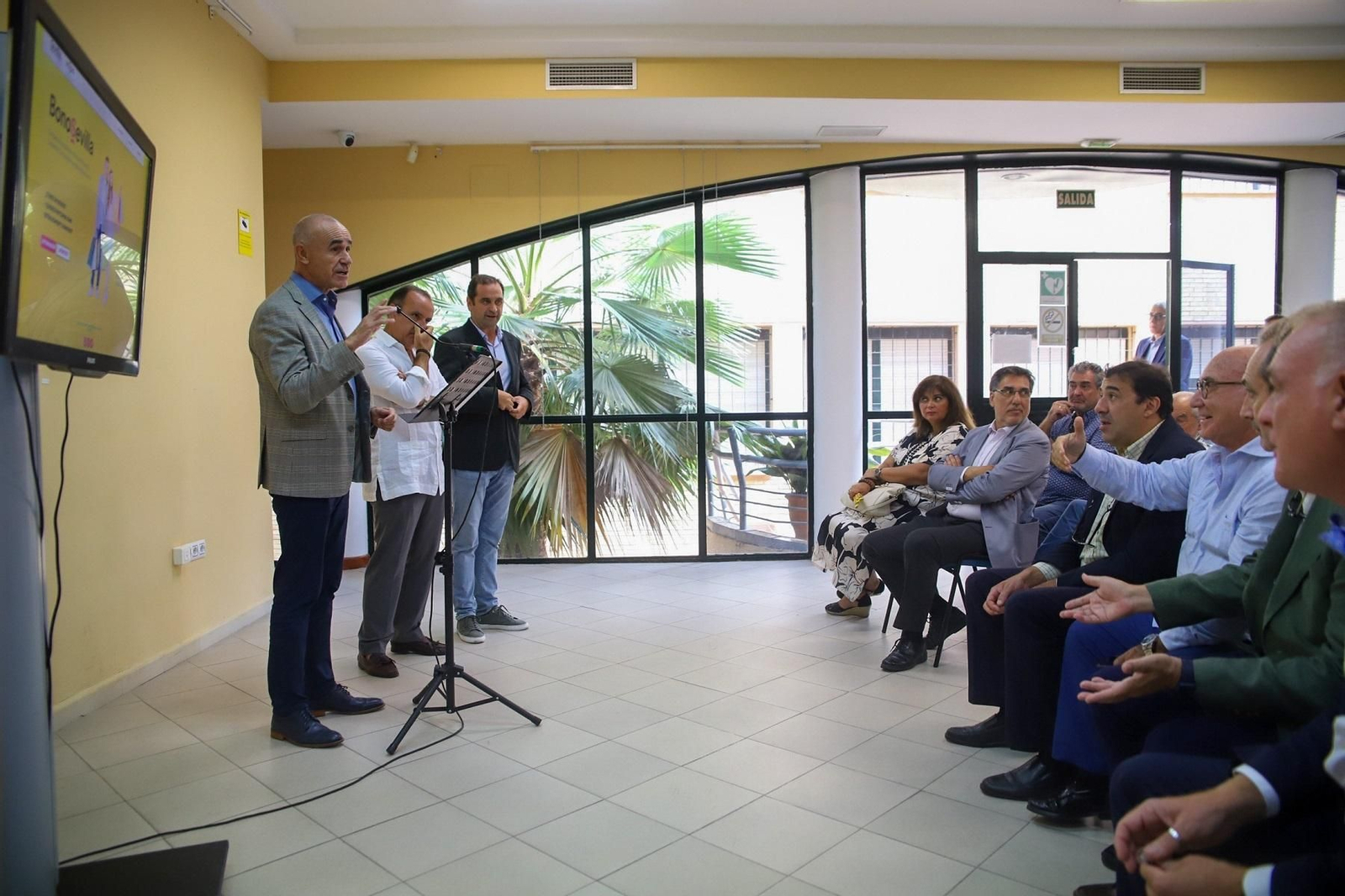 Muñoz presenta la campaña de apoyo al pequeño comercio.