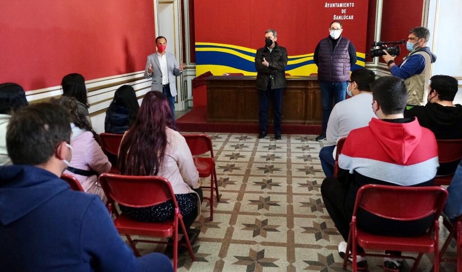 Recepción del alcalde de Sanlúcar a una treintena de beneficiarios del plan de empleo juvenil en el Palacio Municipal.