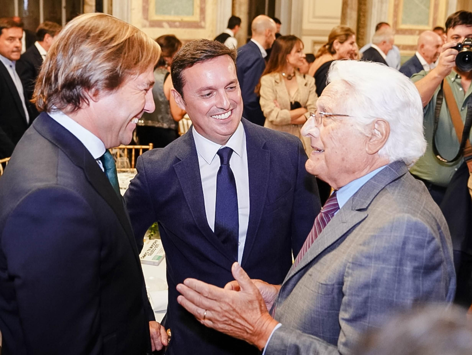 José María Martínez de Haro, a la derecha, charla con el presidente de la Diputación.