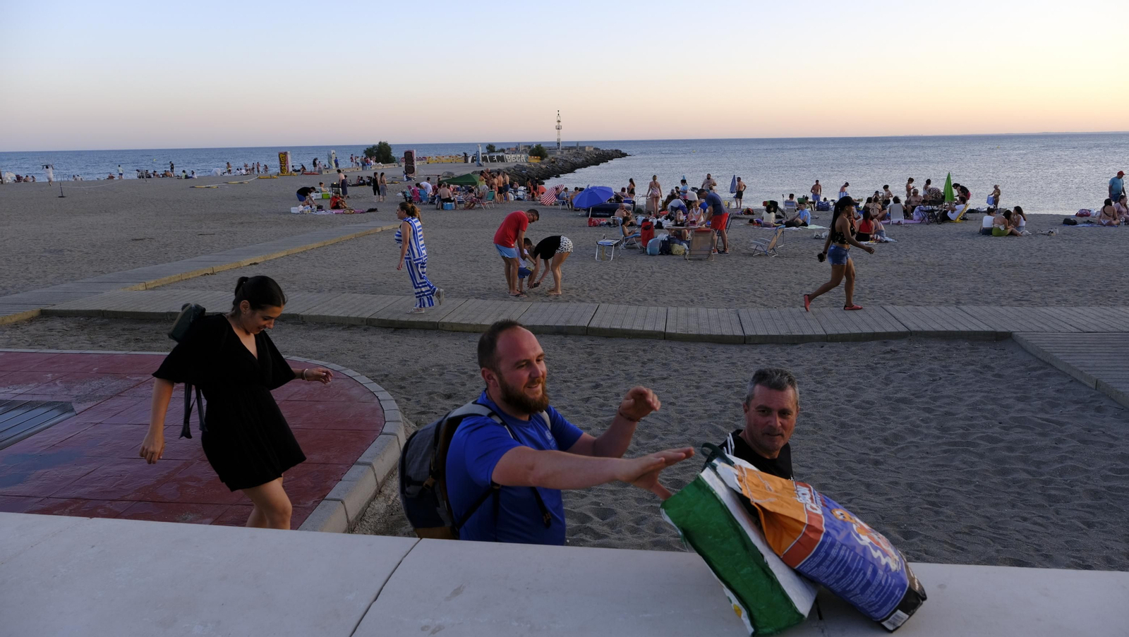 Imágenes de las hogueras de la Noche de San Juan en Almería capital