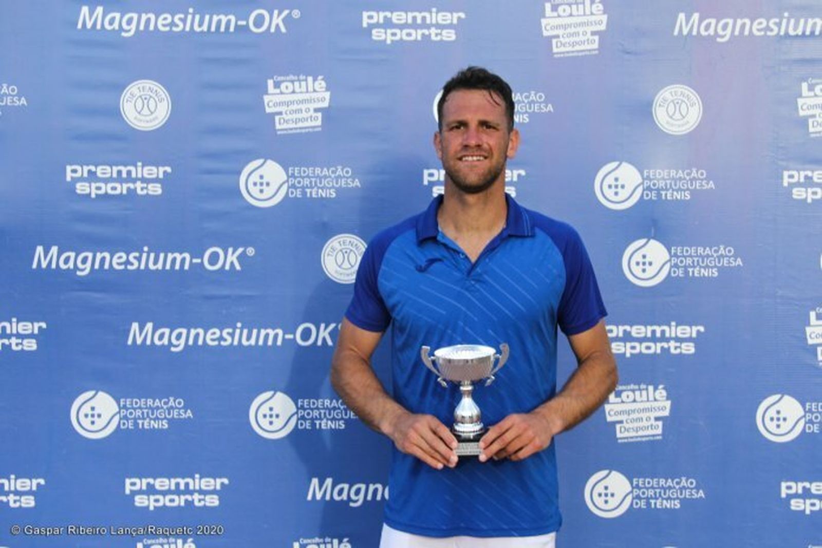 Ojeda posa con el trofeo conquistado en Vale do Lobo.