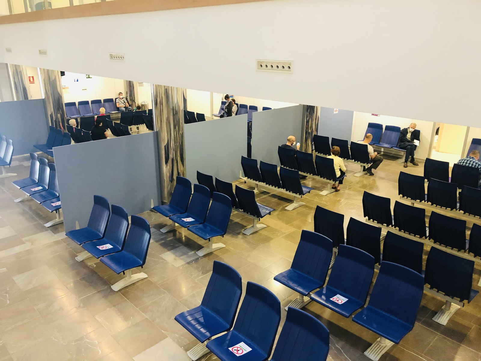 Zona de consultas en el Hospital Clínico.