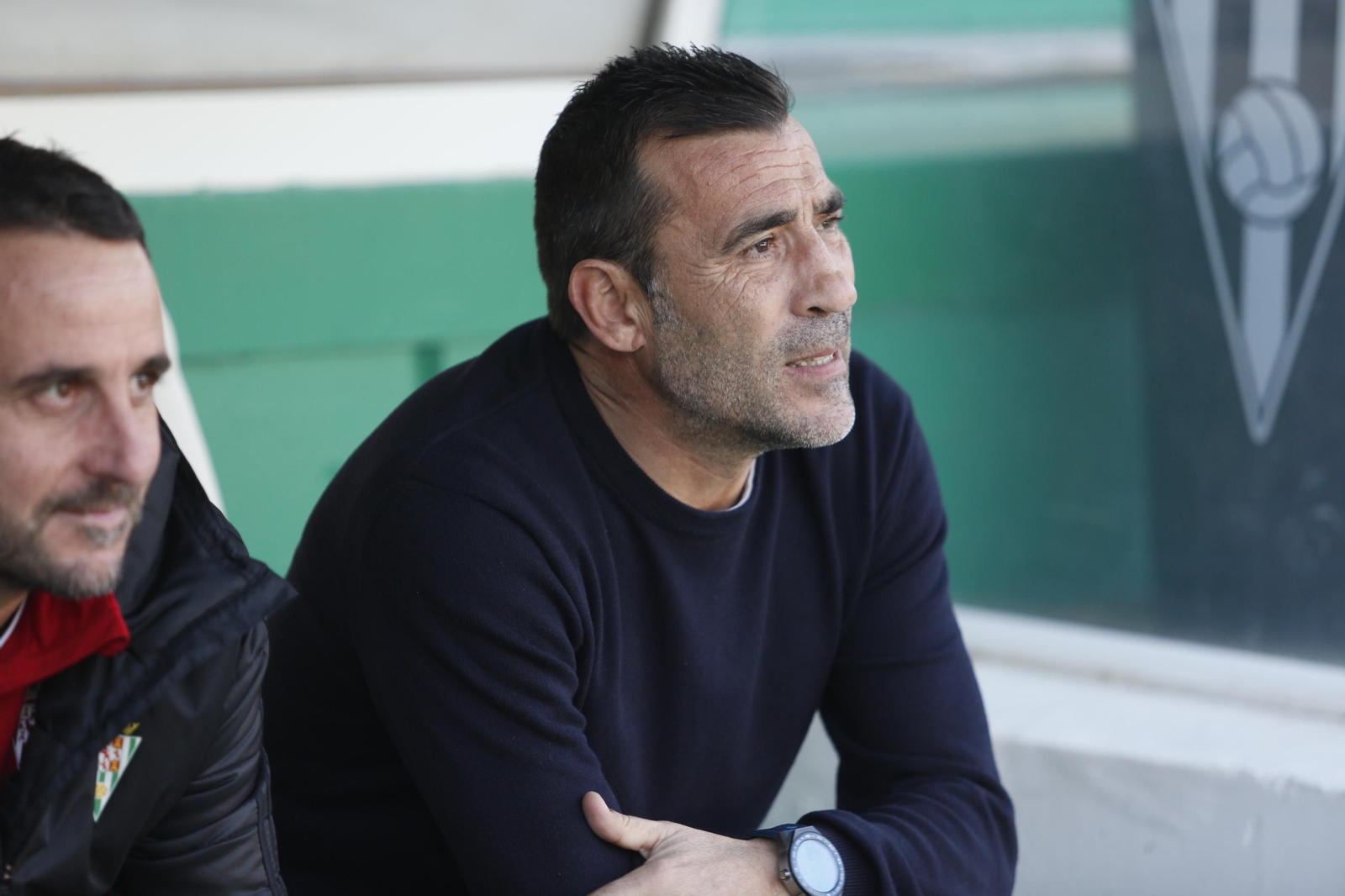 Raúl Agné sigue con atención el duelo ante el Yeclano desde su banquillo.