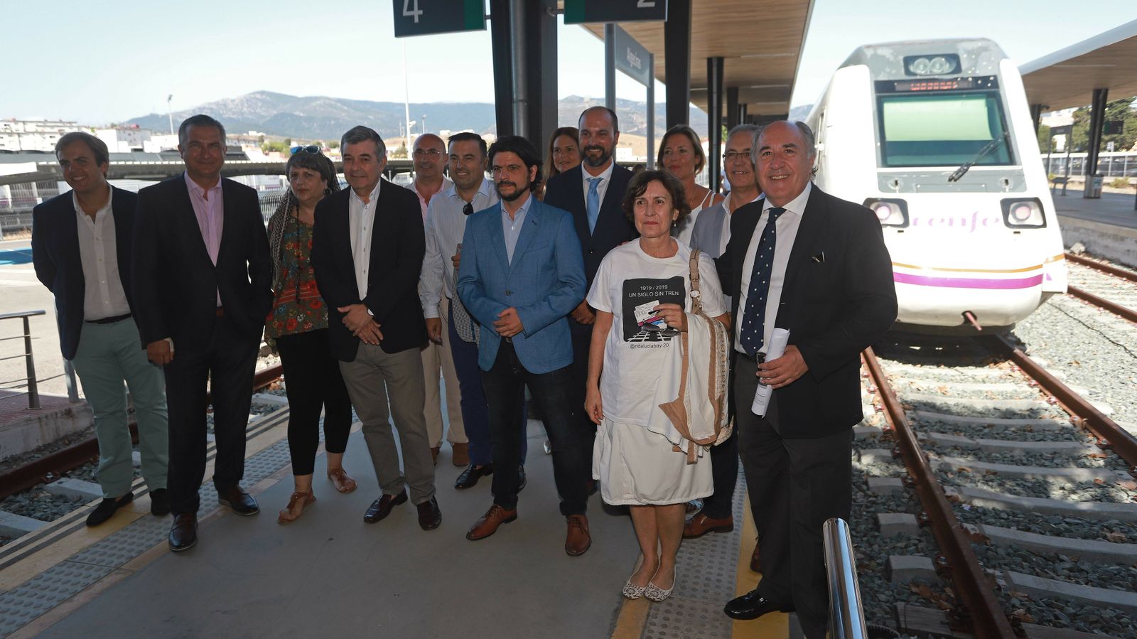 Las mejores fotos del viaje reivindicativo de los alcaldes a Ronda en tren