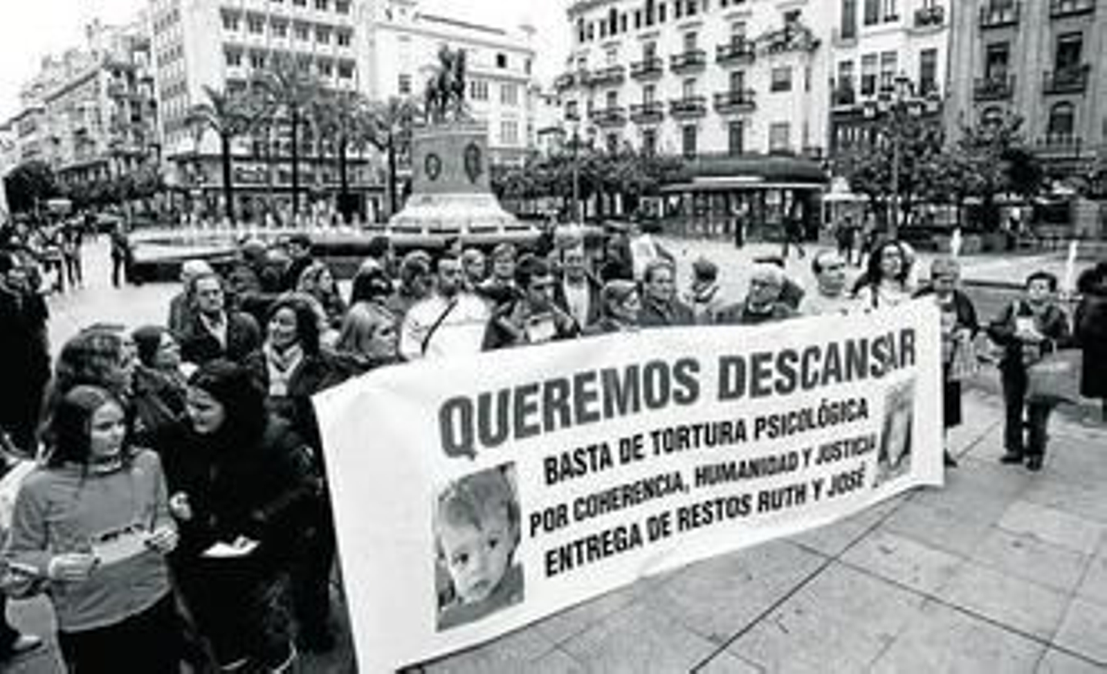 Miembros de la plataforma, concentrados en la plaza de las Tendillas de Córdoba para pedir que se le entregue a Ruth Ortiz los restos óseos.