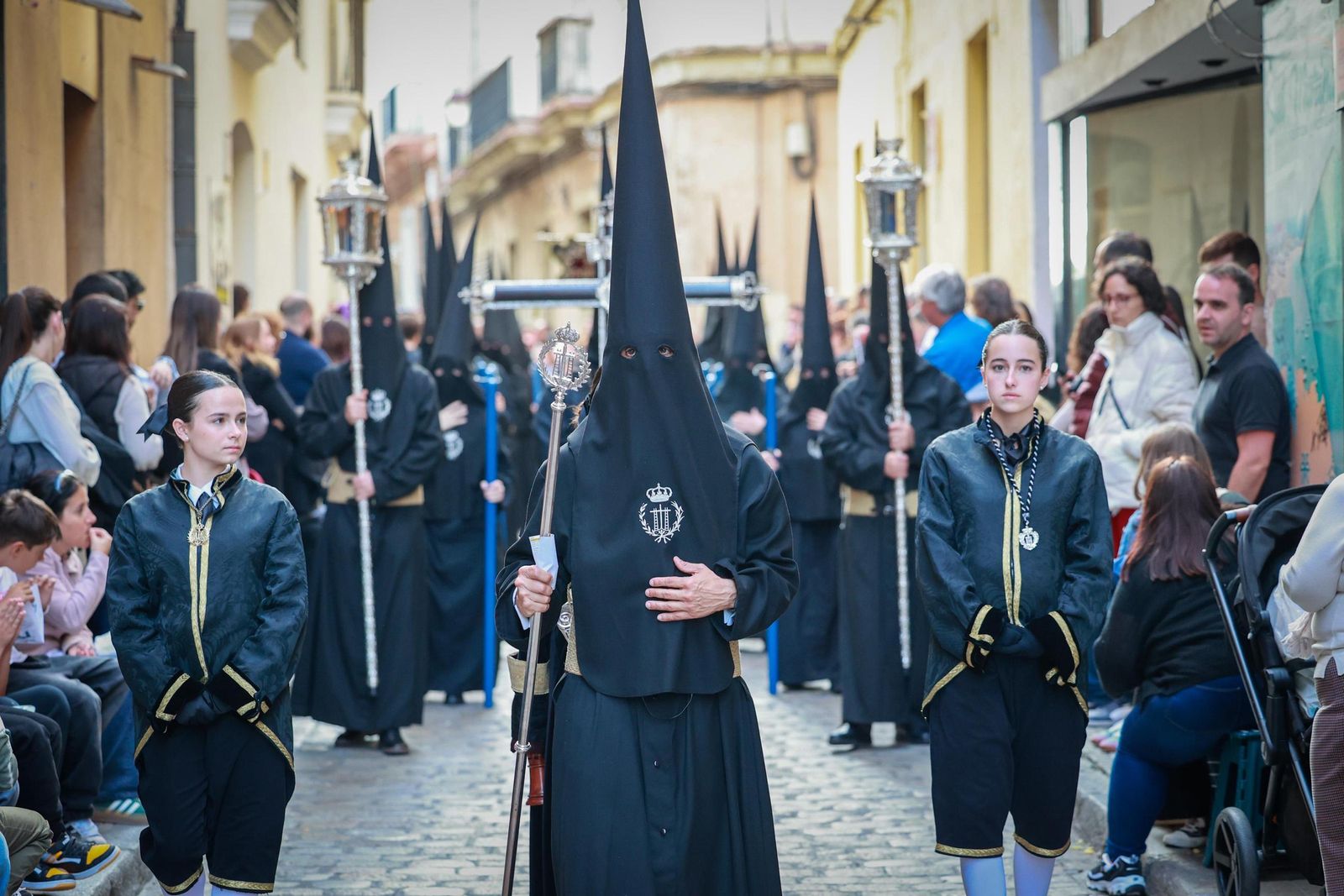 Imágenes de la salida de Descendimiento en la Semana Santa de Cádiz 2025