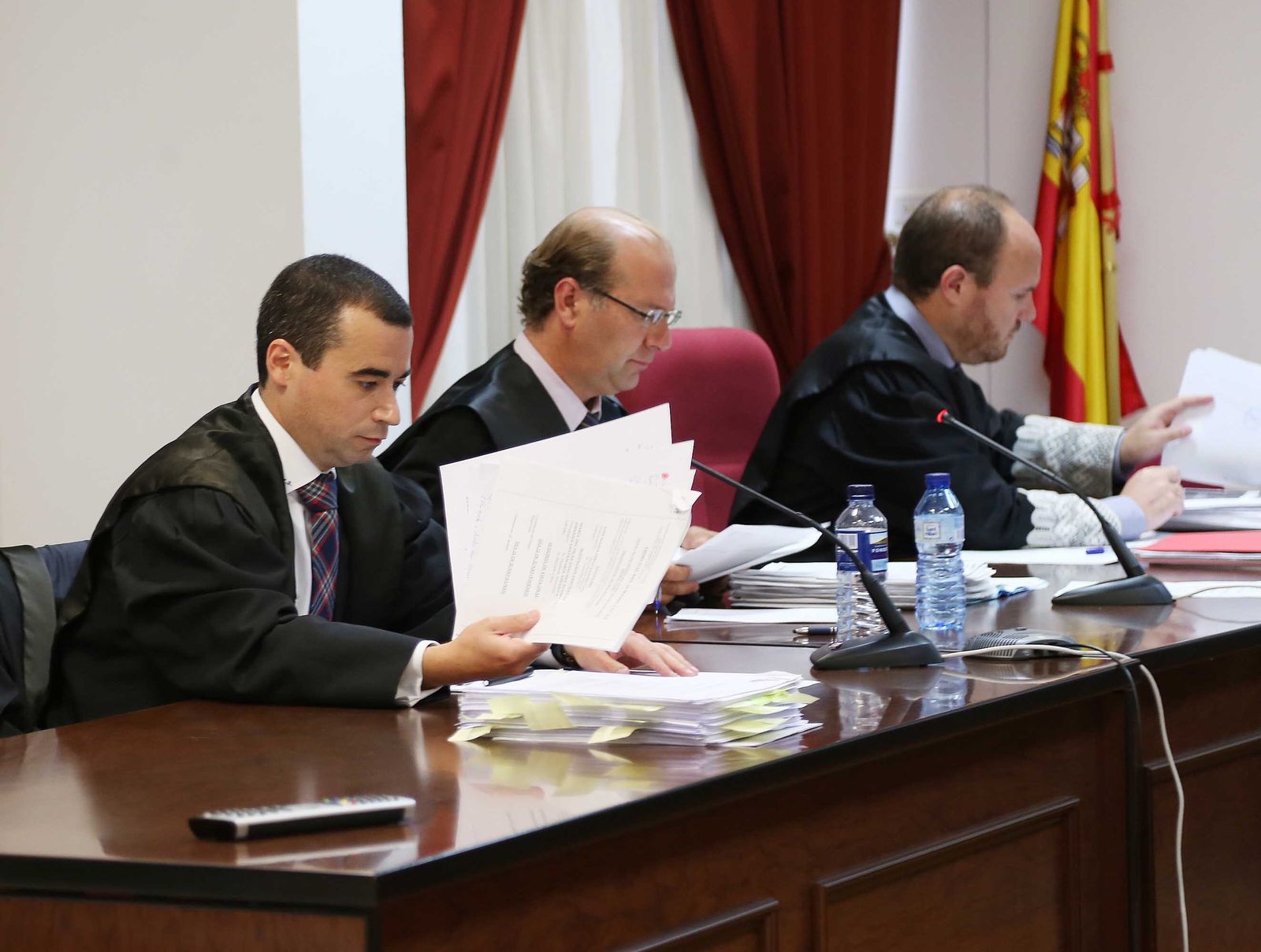 De izquierda a derecha, el abogado defensor, Tomás Torre; el letrado de la acusación particular, César Barrado, y el fiscal Rafael Payá.