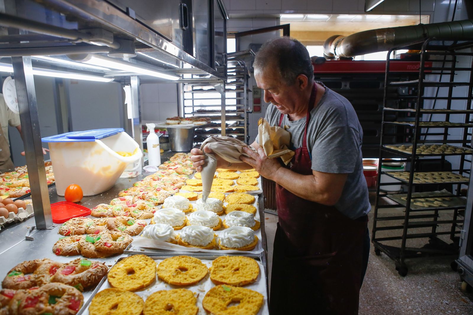 Fotos de la elaboración artesana del roscón de Reyes en la pastelería La Tarifeña
