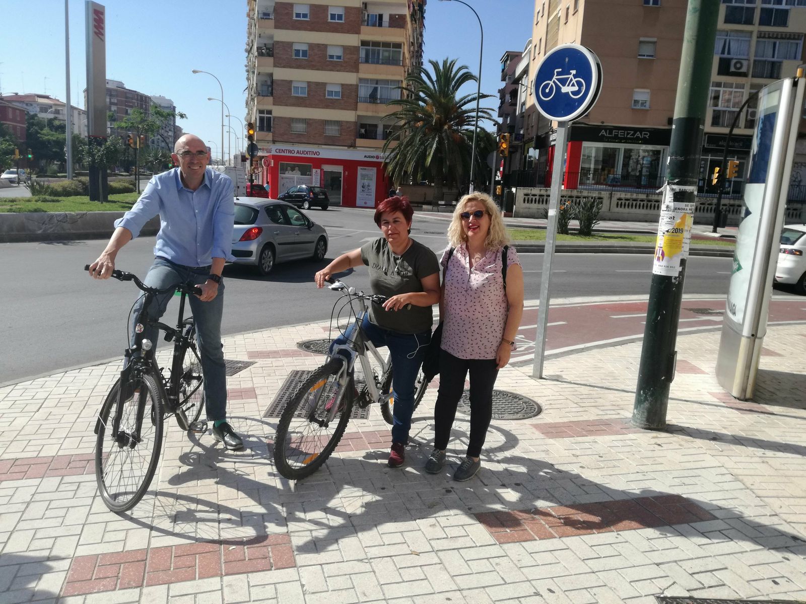 Eduardo Zorrilla, número uno de Málaga Ahora, junto a las candidatas Paqui Macías y Remedios Ramos.