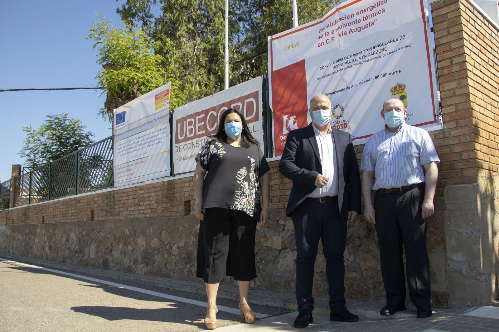 El presidente de la Diputación, en el centro, frente a las obras en el colegio Vía Augusta de Villaharta.