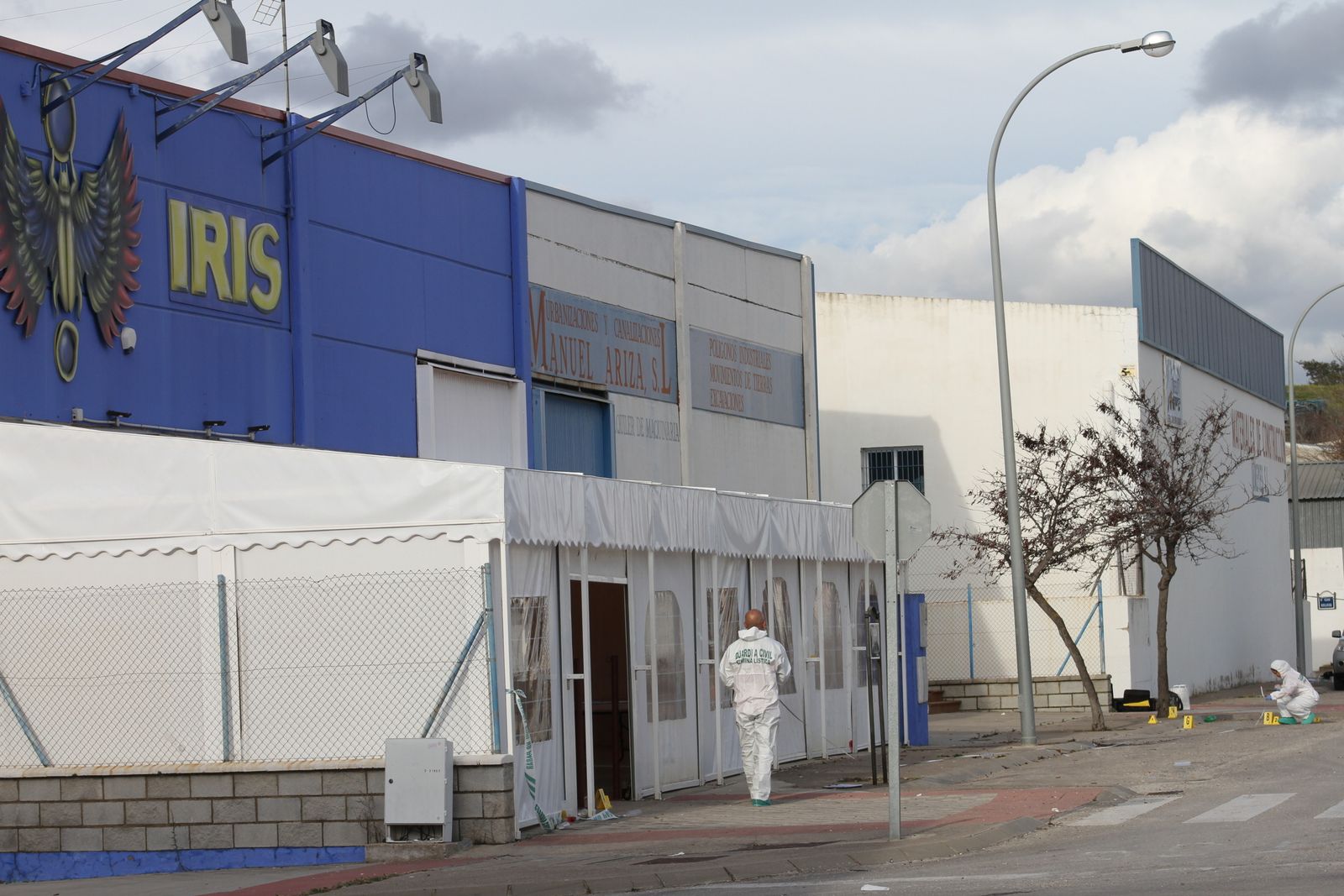 Efectivos del Laboratorio de Criminalística de la Comandancia de Cádiz de la Guardia Civil realizan una inspección ocular en el lugar del siniestro.