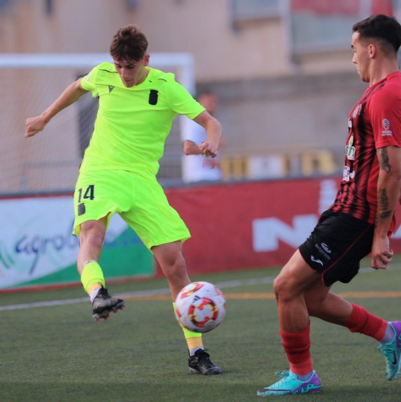 Un jugador del conjunto rojinegro intenta taponar un centro de un futbolista del Cartagena B en su último duelo como local.