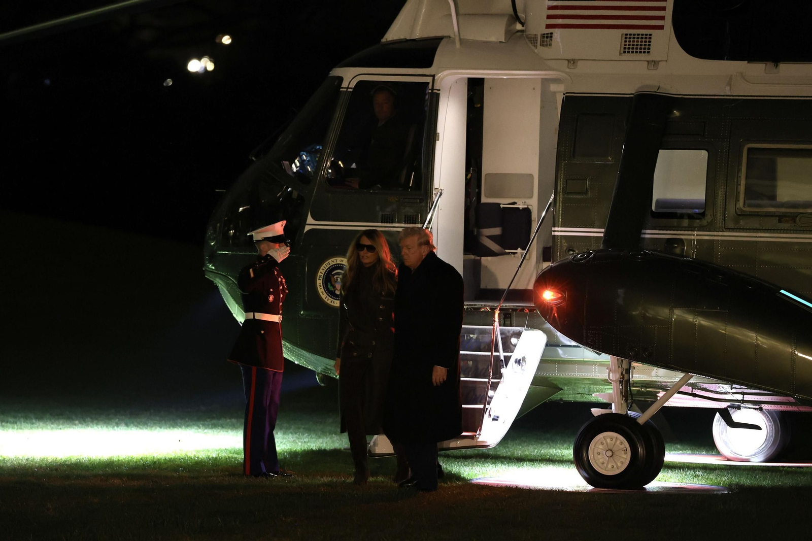 El presidente de Estados Unidos, Donald Trump, y la primera dama, Melania Trump, llegan a la Casa Blanca.