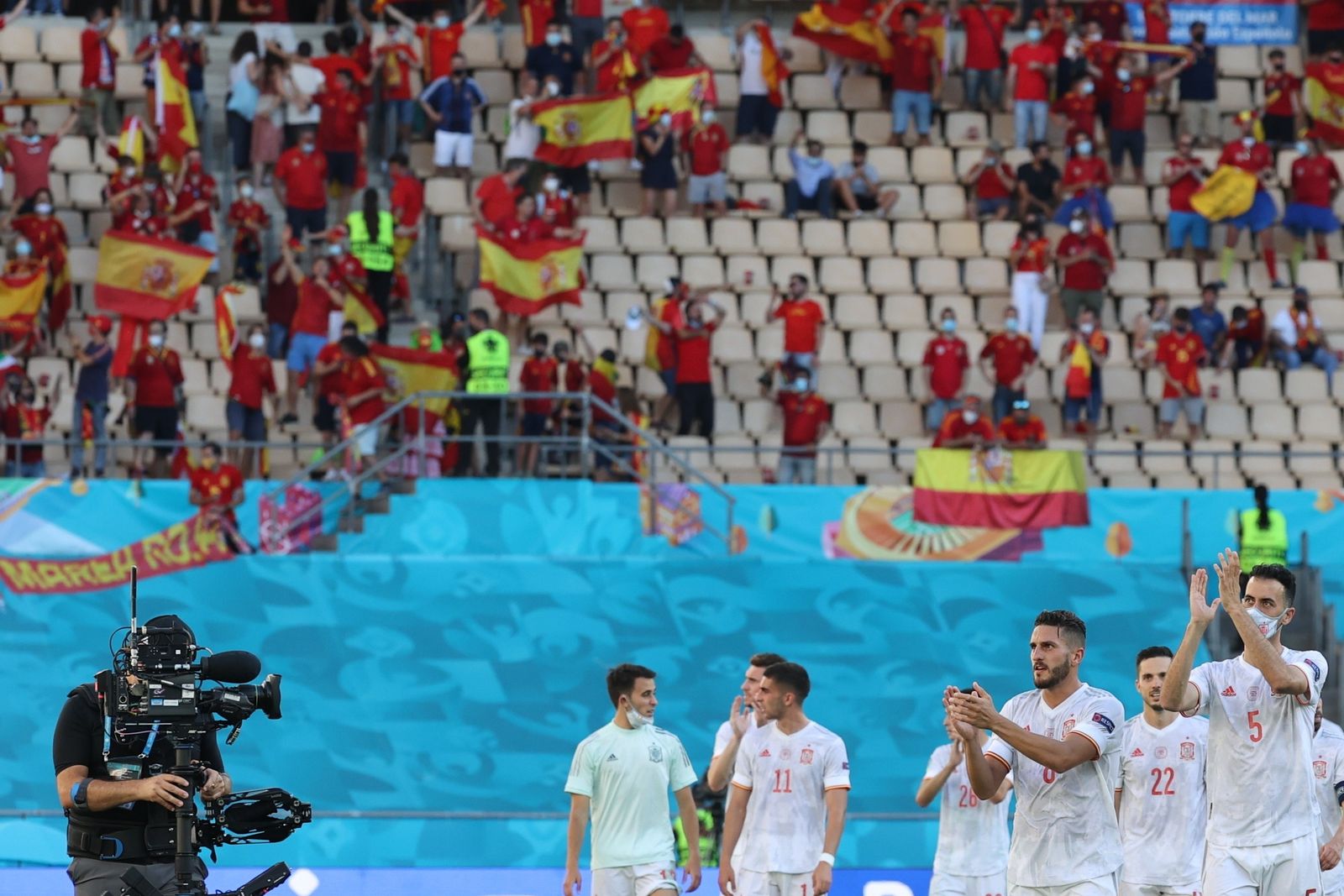 Los jugadores de la selección aplauden a los aficionados que asistieron al partido de la Cartuja.
