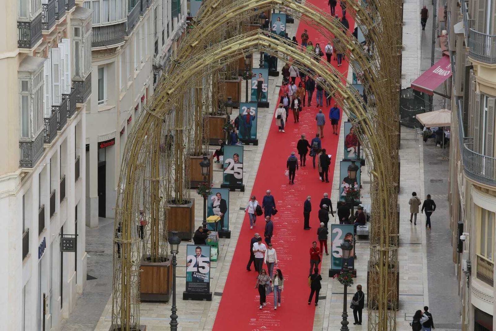 Arco de del alumbrado navideño en calle Larios.