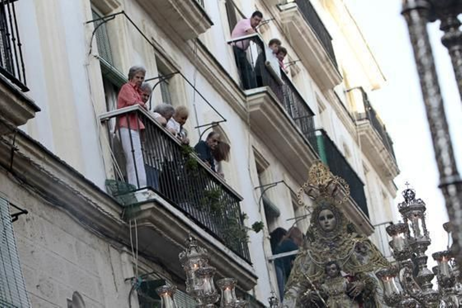 La Virgen del Rosario recorre las calles de Cádiz.   Foto: Lourdes de Vicente