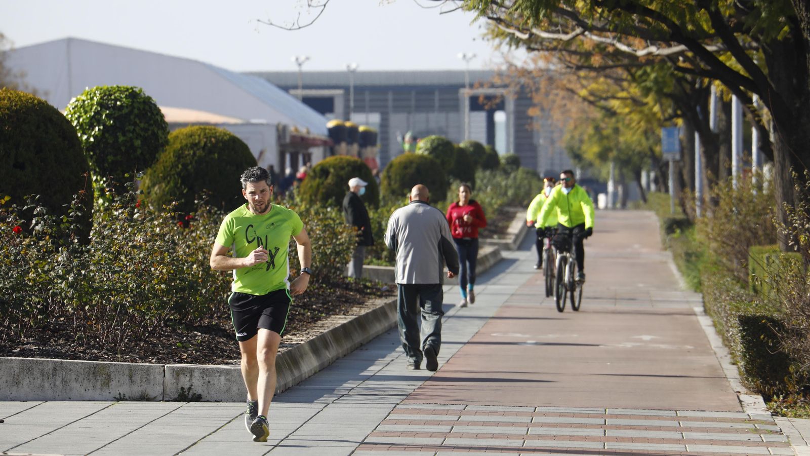 Corredores y ciclistas en el Vial Norte