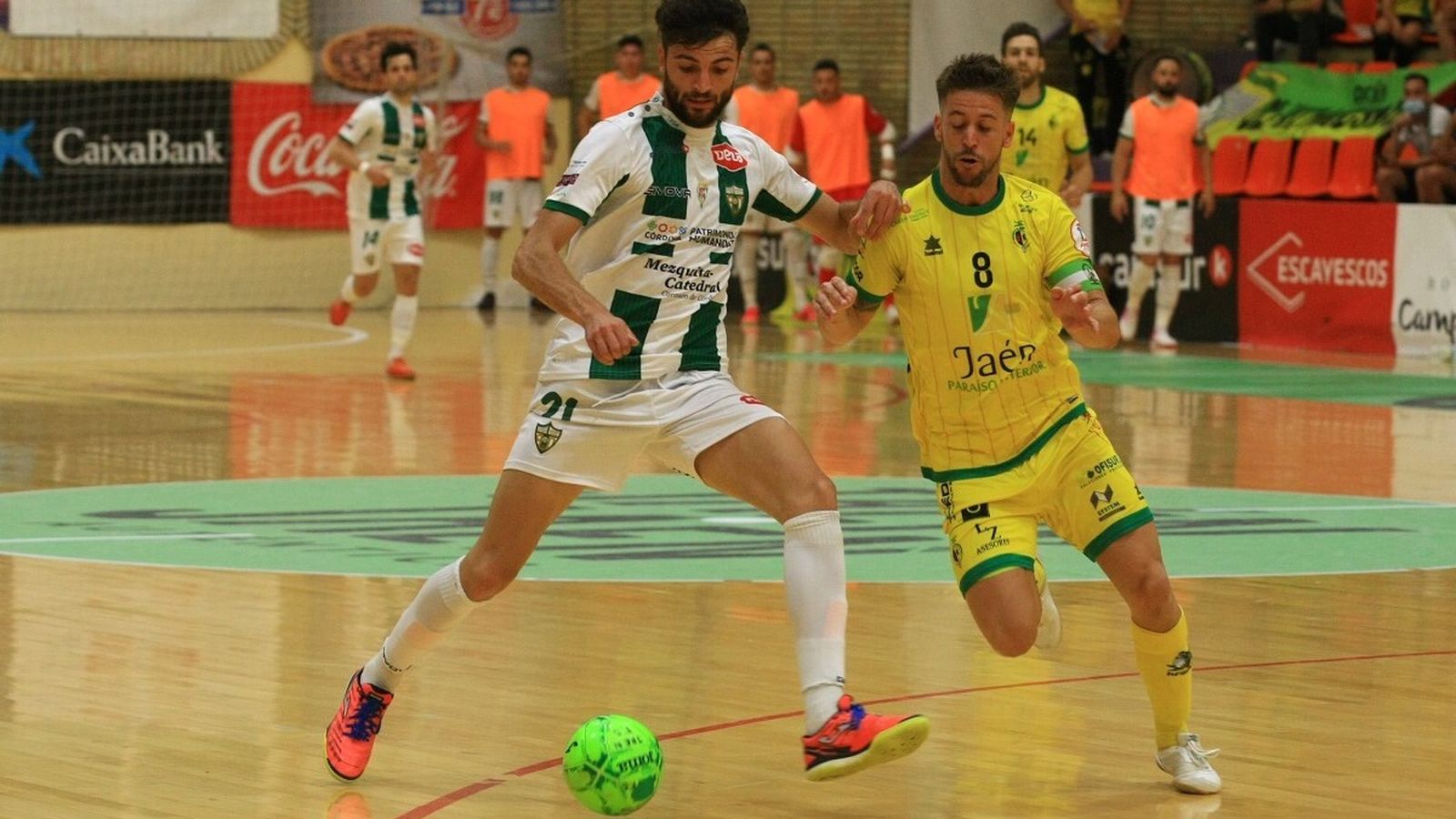 Zequi lucha con Campoy por el balón.