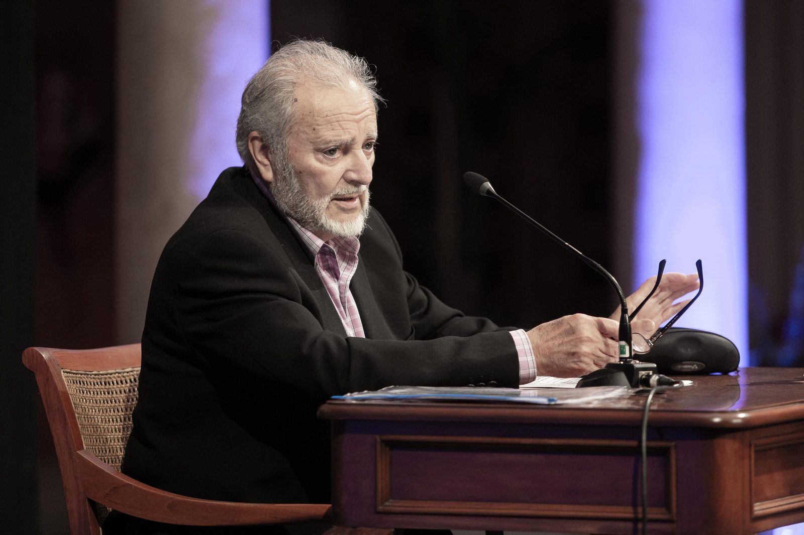 Julio Anguita durante una intervención ante los medios