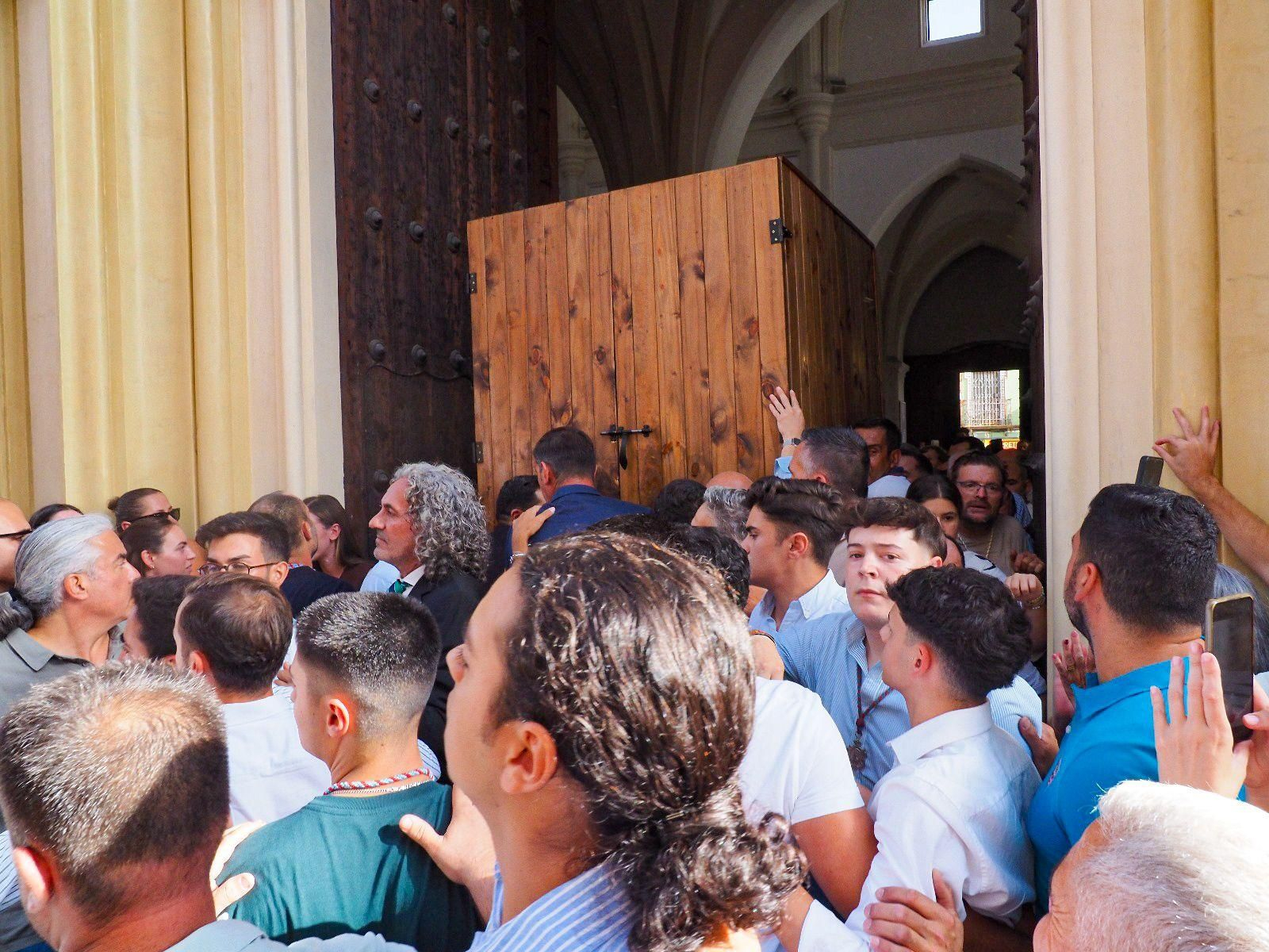 Imágenes de la multitudinaria despedida de la Virgen de la Bella en Lepe antes de la Magna, emulando la de 1954