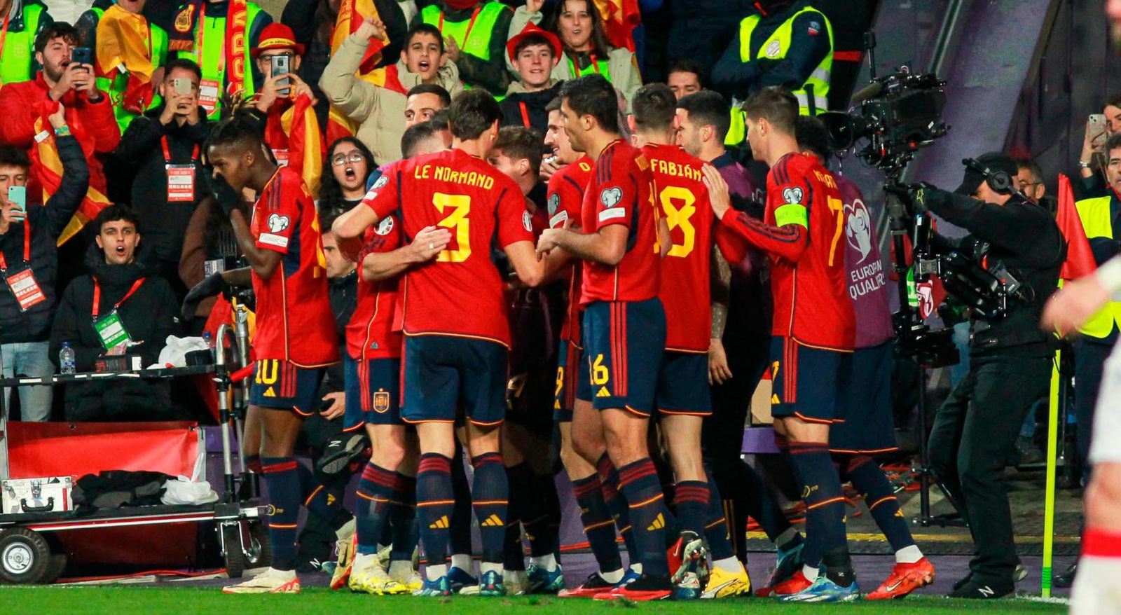 Los jugadores de España celebran el gol de Ferran Torres.