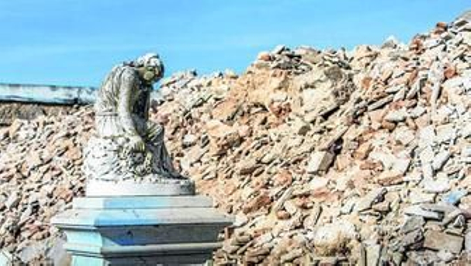 Uno de los monumentos funerarios que aún siguen en pie, junto a los escombros ya acumulados por los primeros días de trabajo en la demolición del cementerio.