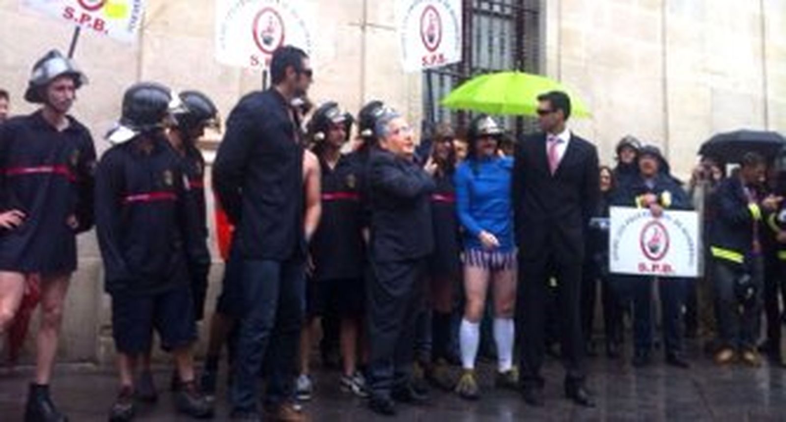 Los bomberos se manifiestan semidesnudos en protesta por los nuevos trajes de trabajo