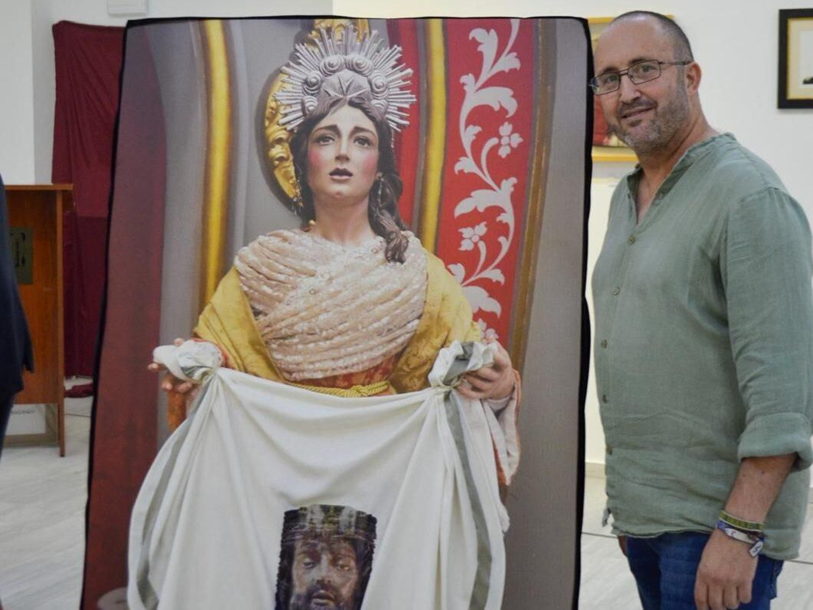 El artista junto a una de sus obras