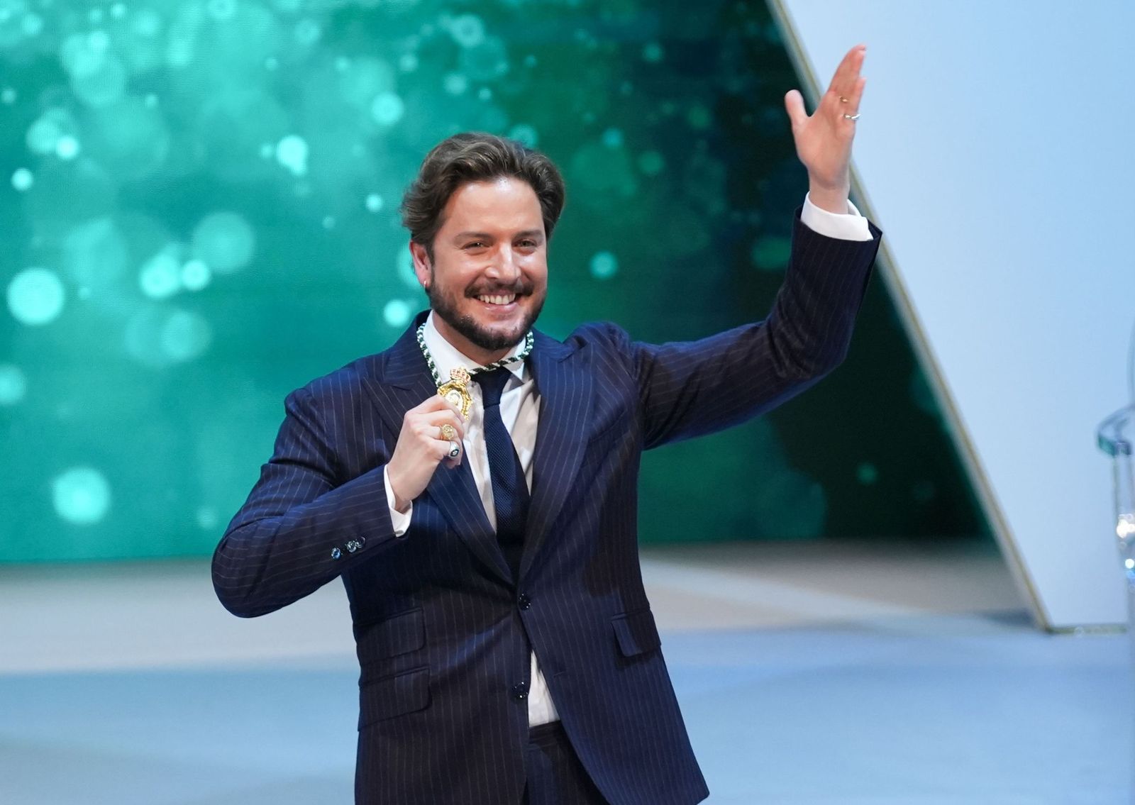 Manuel Carrrasco pone la piel de gallina cantando con su guitarra el Himno de Andalucía