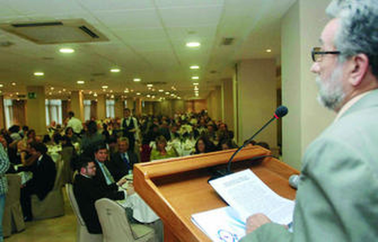 1. El acto se desarrolló en un ambiente distendido 2. Cristina Morcillo, de Athinsa. 3. La madre y la hija de José Manuel Manzano, de Extinman. 4. Gloria Martínez, de Edén Tallas Grandes. 5. La viuda de Antonio Díaz, de Floristería Ani. Fotos: Patri Díez.