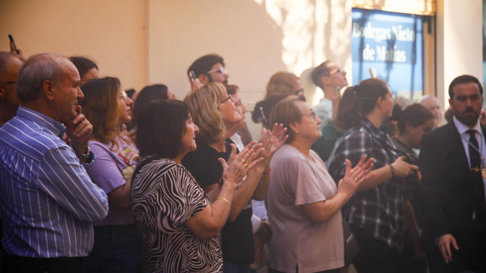 Vea la salida de la Hermandad de Los Ángeles de la Catedral de Almería