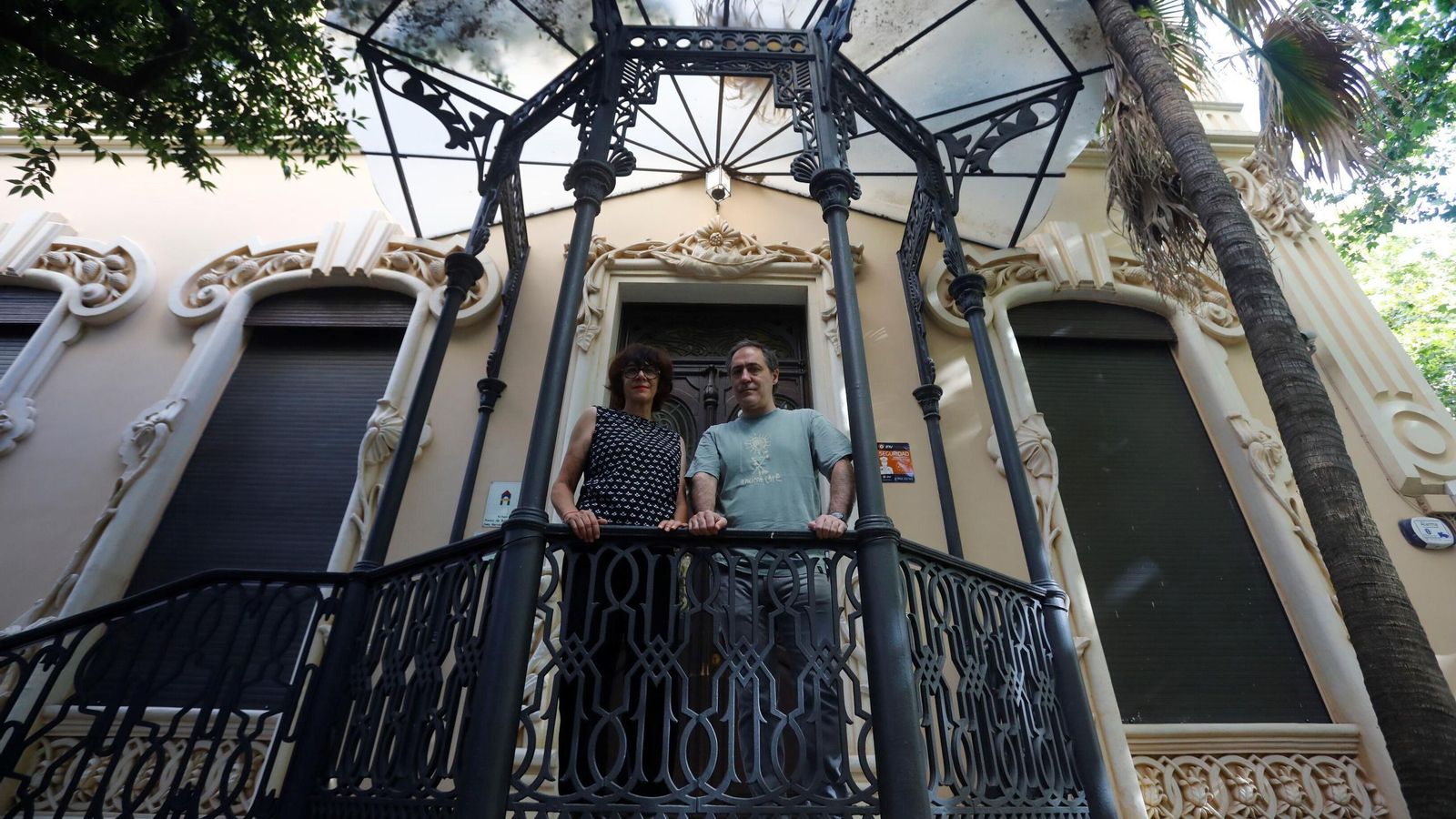 Ana Zamorano y Curro Crespo, en la entrada del Colegio de Arquitectos.