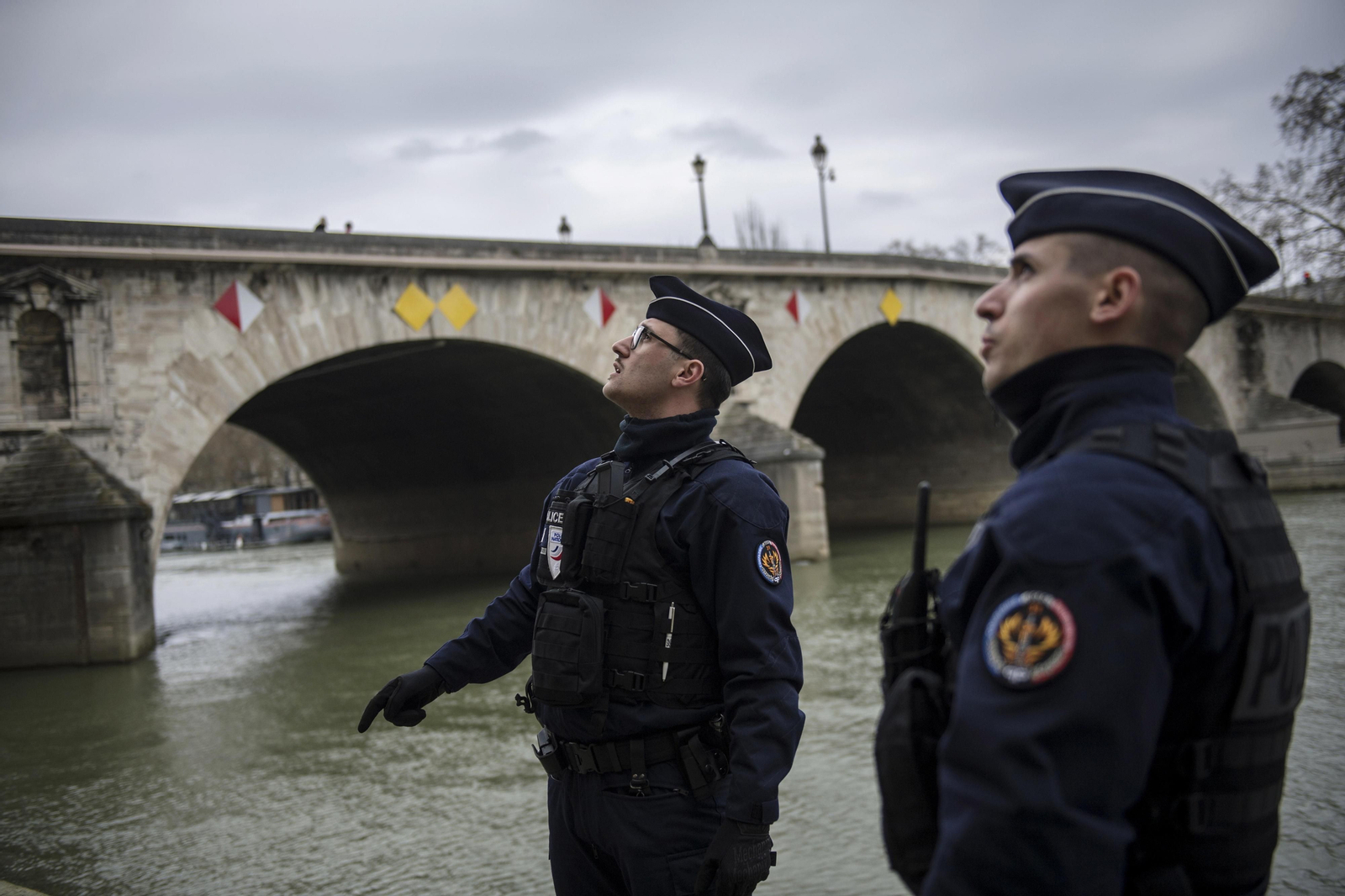 Francia: Policías franceses patrulla el Sena.