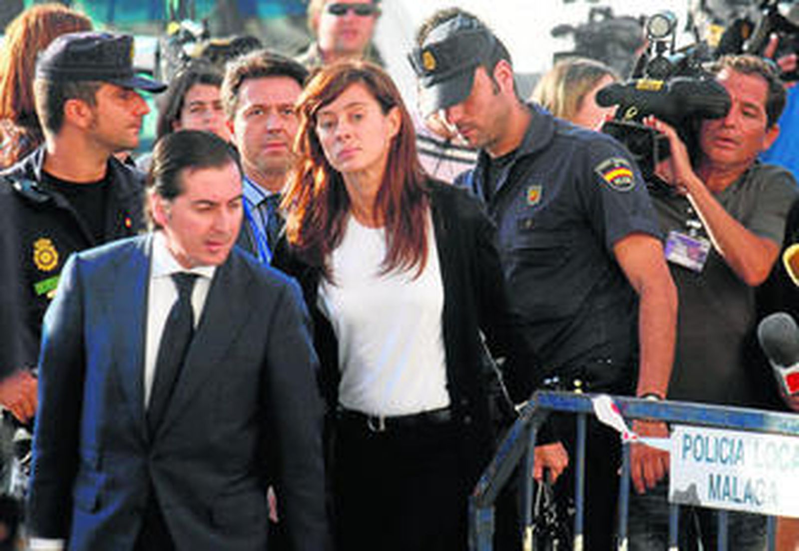 Monserrat Corulla junto a su abogado, en septiembre de 2010 en los accesos de la Ciudad de la Justicia.