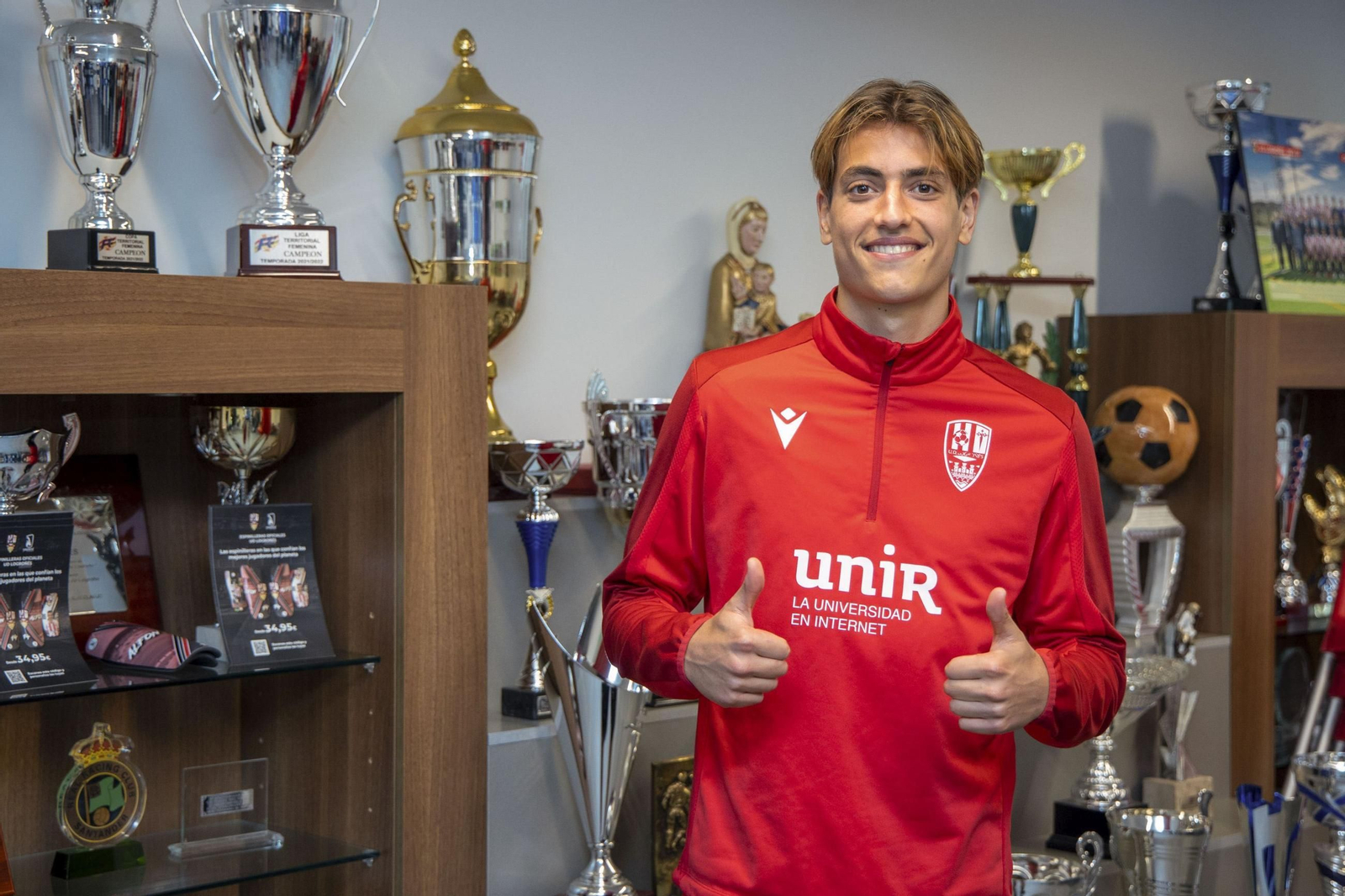 Pol Arnau, en la sala de trofeo del Logroñés. Pol Arnau, en la sala de trofeo del Logroñés.