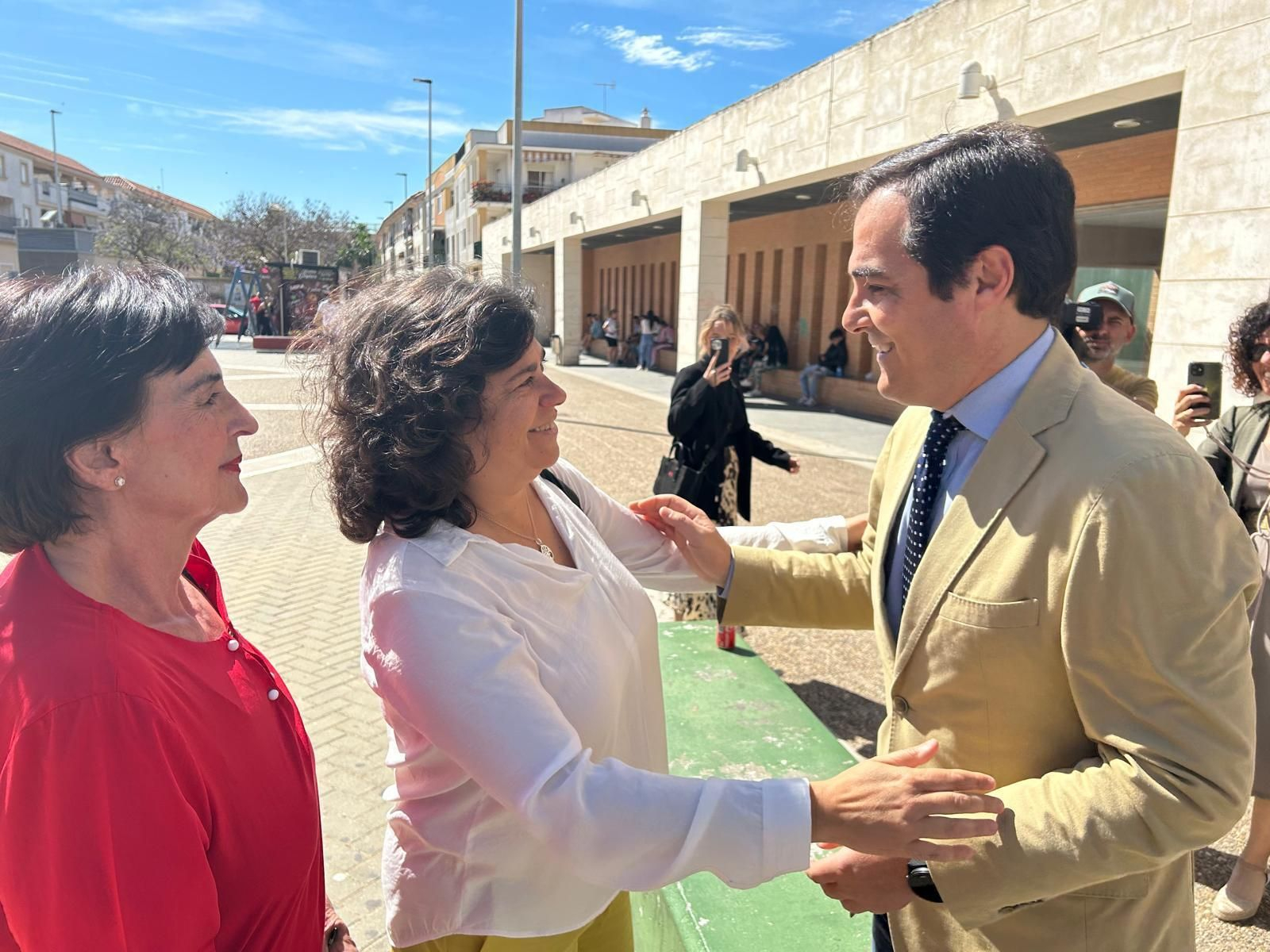 Carmen Álvarez saluda al Consejero de Justicia, José Antonio Nieto. Carmen Álvarez saluda al Consejero de Justicia, José Antonio Nieto.