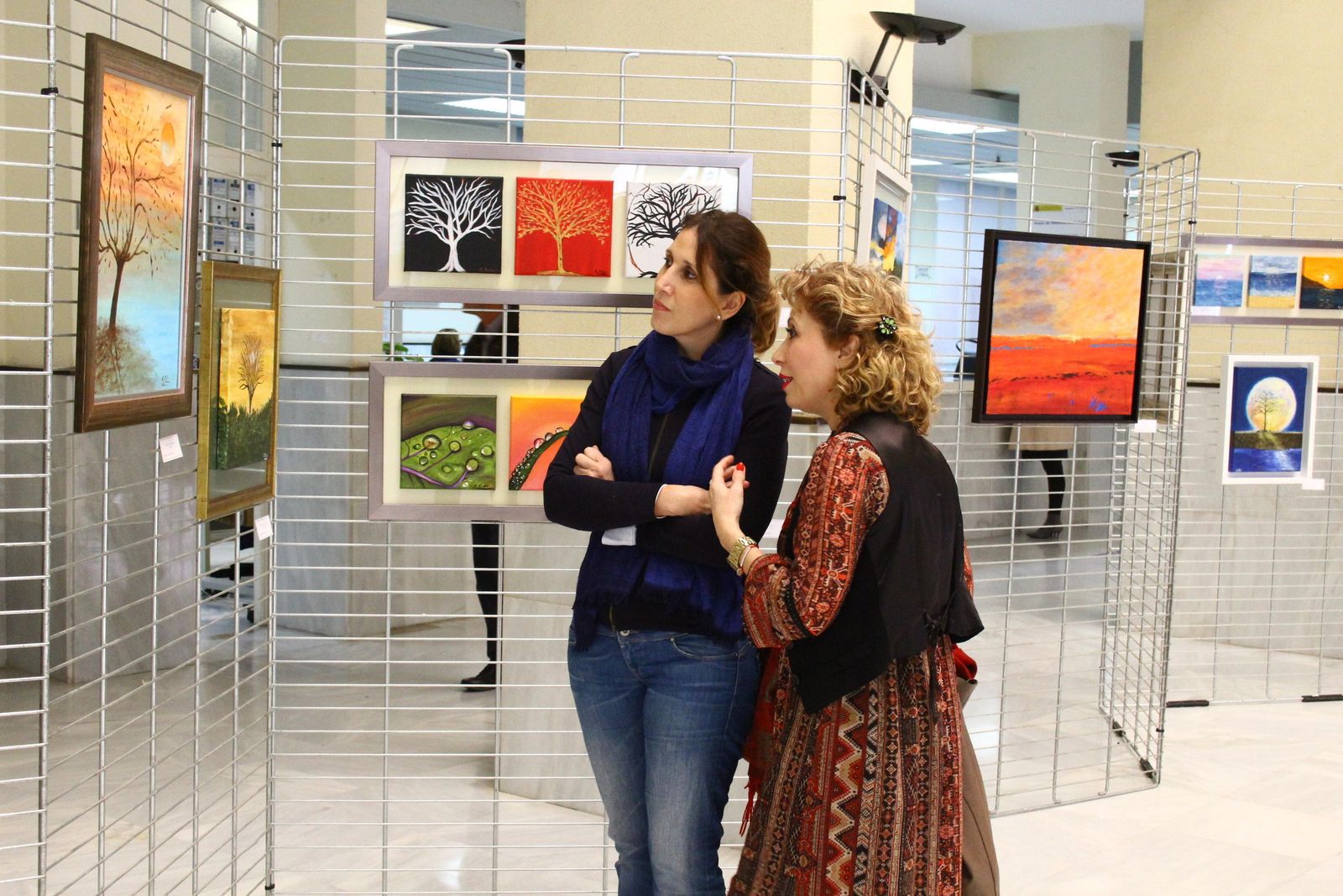La concejala de Cultura con la artista, viendo la muestra.