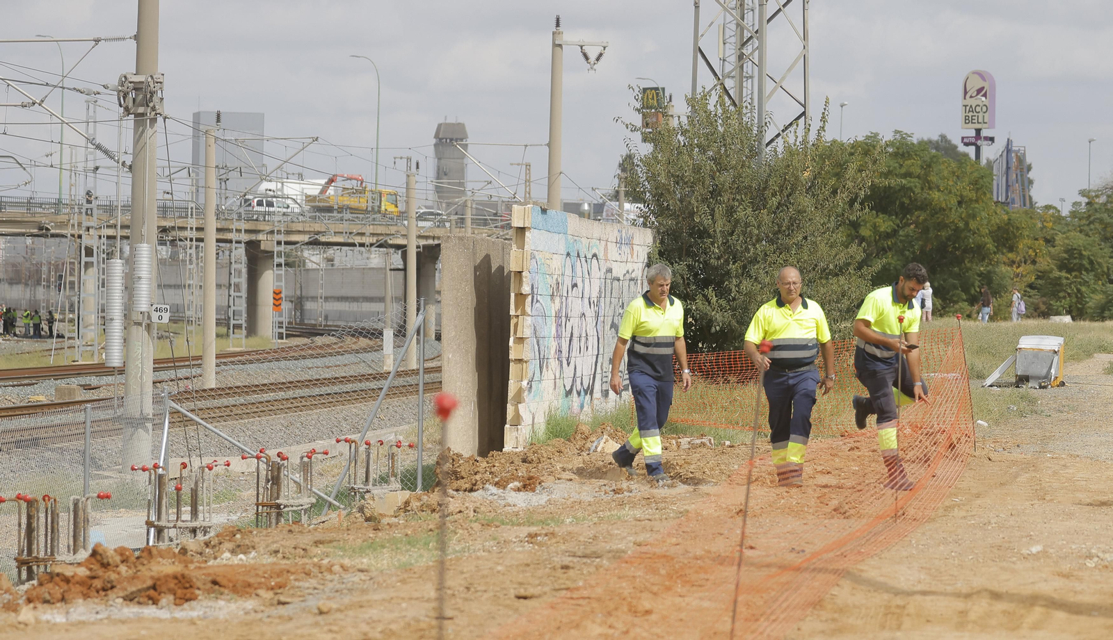 Un grupo de operarios, este lunes, junto a la estación de tren de Sevilla.